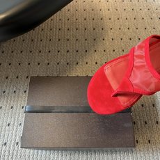 ALAÏ*26ss夏季新款夹趾平底凉拖这双夹趾平底凉拖是品牌标志性雕塑美学的又一力作,以极简线条与顶级材 ALAÏ*26ss夏季新款夹趾平底凉拖这双夹趾平底凉拖是品牌标志性雕塑美学的又一力作,以极简线条与顶级材
