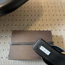 ALAÏ*26ss夏季新款夹趾平底凉拖这双夹趾平底凉拖是品牌标志性雕塑美学的又一力作,以极简线条与顶级材 ALAÏ*26ss夏季新款夹趾平底凉拖这双夹趾平底凉拖是品牌标志性雕塑美学的又一力作,以极简线条与顶级材