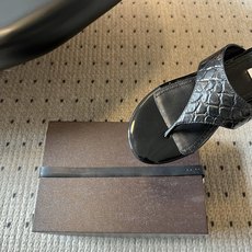 ALAÏ*26ss夏季新款夹趾平底凉拖这双夹趾平底凉拖是品牌标志性雕塑美学的又一力作,以极简线条与顶级材 ALAÏ*26ss夏季新款夹趾平底凉拖这双夹趾平底凉拖是品牌标志性雕塑美学的又一力作,以极简线条与顶级材