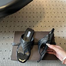 ALAÏ*26ss夏季新款夹趾平底凉拖这双夹趾平底凉拖是品牌标志性雕塑美学的又一力作,以极简线条与顶级材 ALAÏ*26ss夏季新款夹趾平底凉拖这双夹趾平底凉拖是品牌标志性雕塑美学的又一力作,以极简线条与顶级材