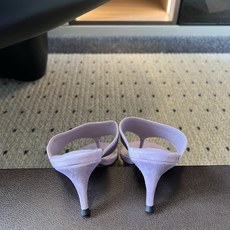 带根ALAÏ*26ss夏季新款夹趾中跟凉拖这双夹趾中跟凉拖是品牌标志性雕塑美学的夏日代表单品,以利落剪裁 带根ALAÏ*26ss夏季新款夹趾中跟凉拖这双夹趾中跟凉拖是品牌标志性雕塑美学的夏日代表单品,以利落剪裁