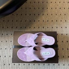 带根ALAÏ*26ss夏季新款夹趾中跟凉拖这双夹趾中跟凉拖是品牌标志性雕塑美学的夏日代表单品,以利落剪裁 带根ALAÏ*26ss夏季新款夹趾中跟凉拖这双夹趾中跟凉拖是品牌标志性雕塑美学的夏日代表单品,以利落剪裁
