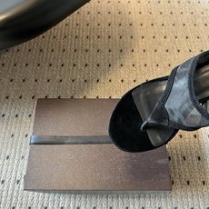 带跟ALAÏ*26ss夏季新款夹趾中跟凉拖这双夹趾中跟凉拖是品牌标志性雕塑美学的夏日代表单品,以利落剪裁 带跟ALAÏ*26ss夏季新款夹趾中跟凉拖这双夹趾中跟凉拖是品牌标志性雕塑美学的夏日代表单品,以利落剪裁