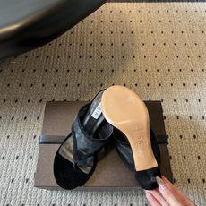 带跟ALAÏ*26ss夏季新款夹趾中跟凉拖这双夹趾中跟凉拖是品牌标志性雕塑美学的夏日代表单品,以利落剪裁 带跟ALAÏ*26ss夏季新款夹趾中跟凉拖这双夹趾中跟凉拖是品牌标志性雕塑美学的夏日代表单品,以利落剪裁