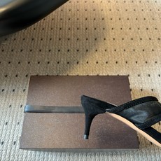 带跟ALAÏ*26ss夏季新款夹趾中跟凉拖这双夹趾中跟凉拖是品牌标志性雕塑美学的夏日代表单品,以利落剪裁 带跟ALAÏ*26ss夏季新款夹趾中跟凉拖这双夹趾中跟凉拖是品牌标志性雕塑美学的夏日代表单品,以利落剪裁