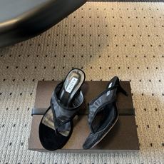 带跟ALAÏ*26ss夏季新款夹趾中跟凉拖这双夹趾中跟凉拖是品牌标志性雕塑美学的夏日代表单品,以利落剪裁 带跟ALAÏ*26ss夏季新款夹趾中跟凉拖这双夹趾中跟凉拖是品牌标志性雕塑美学的夏日代表单品,以利落剪裁