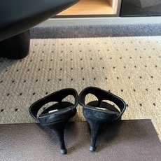 带跟ALAÏ*26ss夏季新款夹趾中跟凉拖这双夹趾中跟凉拖是品牌标志性雕塑美学的夏日代表单品,以利落剪裁 带跟ALAÏ*26ss夏季新款夹趾中跟凉拖这双夹趾中跟凉拖是品牌标志性雕塑美学的夏日代表单品,以利落剪裁