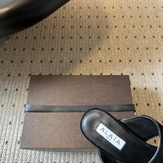 带跟ALAÏ*26ss夏季新款夹趾中跟凉拖这双夹趾中跟凉拖是品牌标志性雕塑美学的夏日代表单品,以利落剪裁 带跟ALAÏ*26ss夏季新款夹趾中跟凉拖这双夹趾中跟凉拖是品牌标志性雕塑美学的夏日代表单品,以利落剪裁