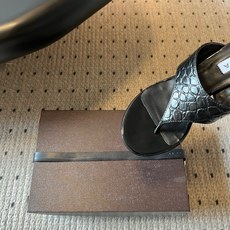 带根ALAÏ*26ss夏季新款夹趾中跟凉拖这双夹趾中跟凉拖是品牌标志性雕塑美学的夏日代表单品,以利落剪裁 带根ALAÏ*26ss夏季新款夹趾中跟凉拖这双夹趾中跟凉拖是品牌标志性雕塑美学的夏日代表单品,以利落剪裁