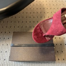 带根ALAÏ*26ss夏季新款夹趾中跟凉拖这双夹趾中跟凉拖是品牌标志性雕塑美学的夏日代表单品,以利落剪裁 带根ALAÏ*26ss夏季新款夹趾中跟凉拖这双夹趾中跟凉拖是品牌标志性雕塑美学的夏日代表单品,以利落剪裁