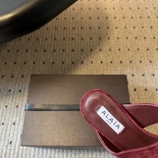 带根ALAÏ*26ss夏季新款夹趾中跟凉拖这双夹趾中跟凉拖是品牌标志性雕塑美学的夏日代表单品,以利落剪裁 带根ALAÏ*26ss夏季新款夹趾中跟凉拖这双夹趾中跟凉拖是品牌标志性雕塑美学的夏日代表单品,以利落剪裁