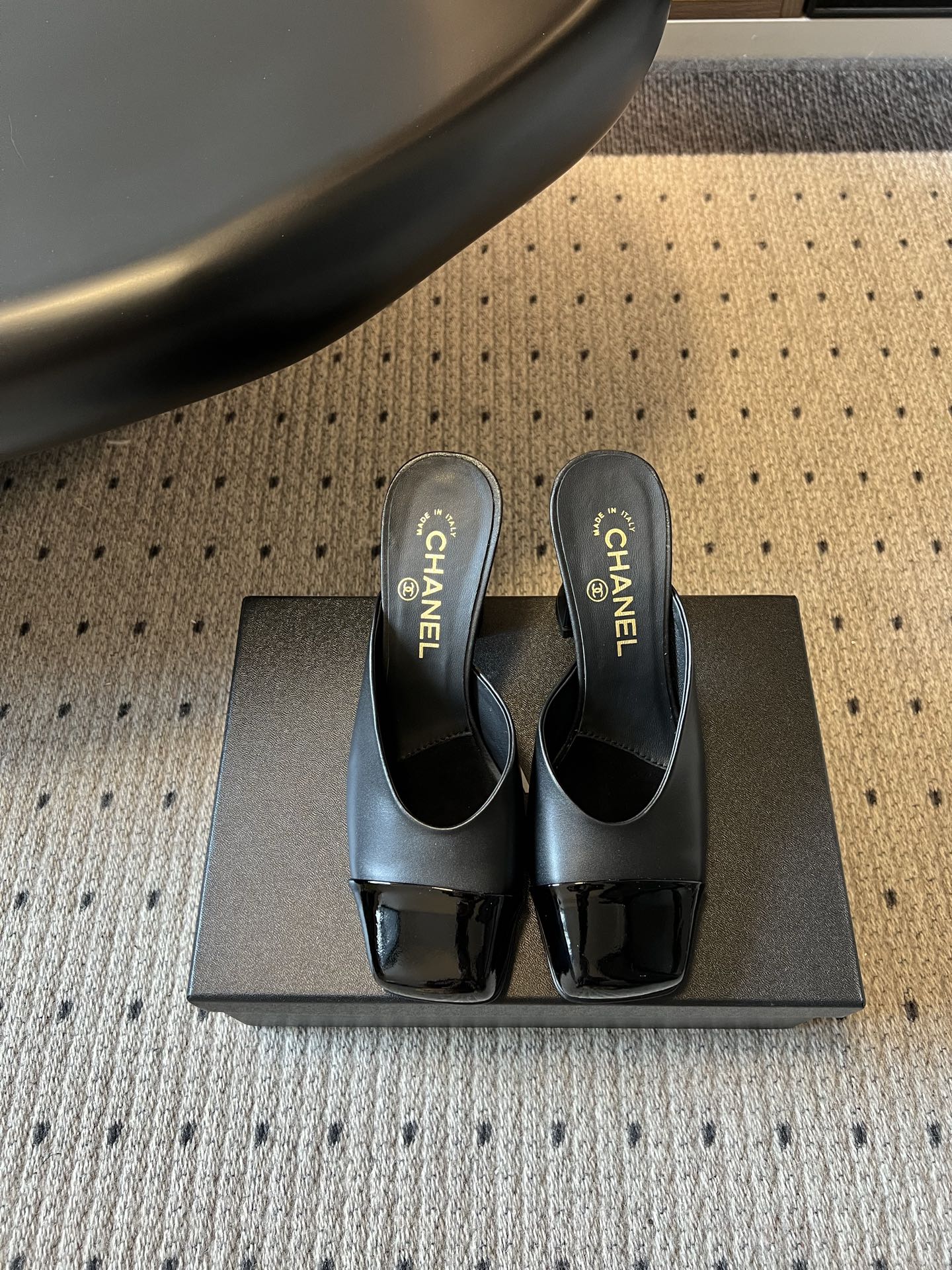 NO:957543,Chanel 26ss summer new square toe color block thick heel Mule sandals. These double toe color block thick heel Mule slippers are a perfect fusion of the brand's classic two-color design and retro Mule shoe shape. The iconic shiny patent leather toe is spliced with matte leather/polka dot horse hair, with a neat square toe cut and exquisite thick heel. It has an elegant and casual French atmosphere, and the brand logo inside the shoe highlights its classic identity.  It has a high degree of adaptability in matching scenes. It can be worn with straight jeans to create a casual French relaxed feel. When worn with drapey suit pants, it can switch to a smart workplace style. When paired with a dress or skirt, it can easily match the dual atmosphere of dating and commuting. The multi-color selection can also suit a variety of styles from gentle to cool. Sheepskin upper, sheepskin lining, genuine leather outsole  size 35-41 (customized sizes 40 and 41 are non-returnable) Heel height 8.5cm, half-drag high heels, chanel, high heels, skirts, jeans, business suit, sheepskin, Leather soles19860909Chanel 26ss夏季新款方头拼色粗跟穆勒凉拖 这双方头拼色粗跟穆勒拖,是品牌经典双色设计与复古穆勒鞋型的完美融合,标志性的亮面漆皮鞋头与哑光皮革/波点马毛拼接,搭配利落的方头剪裁和精致的粗跟,自带优雅又随性的法式氛围,鞋内的品牌标识更是彰显了经典身份. 搭配场景上它有着超高的适配度,搭配直筒牛仔裤能穿出随性的法式松弛感,换上垂坠感西装裤又能切换为干练的职场风格,搭配连衣裙或半身裙时,又能轻松拿捏约会与通勤的双重氛围,多色的选择也能适配从温柔到酷飒的多种穿搭风格. 鞋面羊皮 内里羊皮 大底真皮大底 size35-41码（40、41码定制不退换） 跟高8.5cm,半拖高跟鞋,chanel,high heels,skirts,jeans,business suit,sheepskin,Leather soles,Women's Shoes