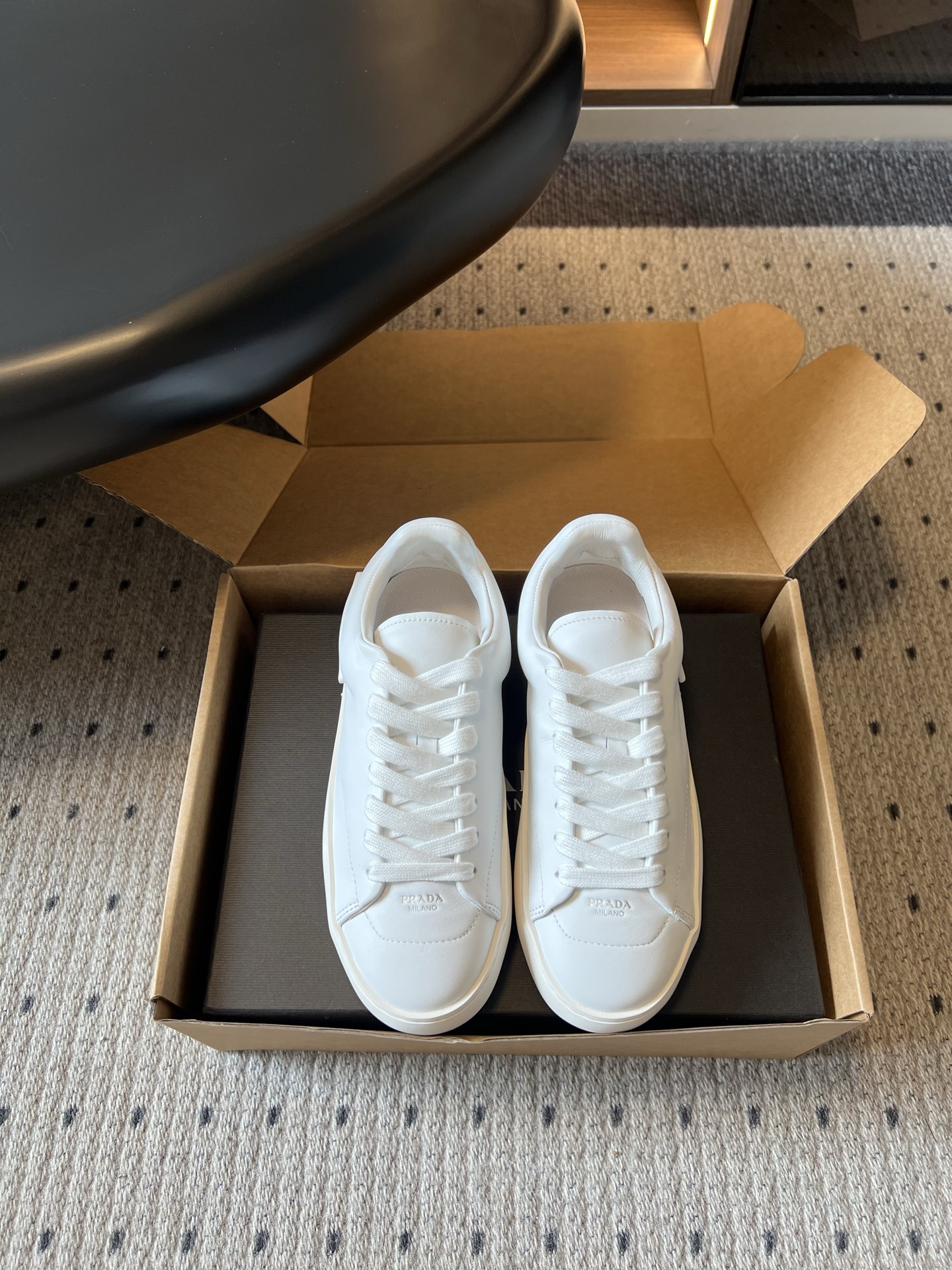 NO:871405,Prad*26ss new summer leather low-top casual sneakers combine a neat silhouette with delicate leather materials, perfectly integrating minimalist aesthetics and casual atmosphere. The upper is made of soft and delicate leather, which is smooth and textured. The body lines are clean and neat, and the brand logo on the toe is low-key and exquisite. It is matched with the same color laces and simple tongue design. The overall silhouette is simple and elegant, which not only retains the brand's consistent high-end tone, but also has an effortless fashionable atmosphere.  It also does not disappoint in terms of foot feel. The footbed is designed with a cushion that fits the shape of the foot. It is soft when you step on it. You will not feel any discomfort when wearing it for a long time. It maintains a comfortable state and does not have to worry about foot chafing. The upper is calfskin and the lining is sheepskin. The outsole is original molded outsole size 35-41 (customized sizes 40 and 41 are not returnable)  Heel height 4cm, casual shoes/sports shoes, prada, sneakers, cowhide, sheepskin19860909Prad*26ss夏季新款皮革低帮休闲板鞋 以利落的廓形搭配细腻皮革材质,把极简美学和休闲氛围完美融合.鞋面选用柔软细腻的皮革打造,触感顺滑又富有质感,鞋身线条干净利落,鞋头的品牌标识低调精致,搭配同色系鞋带和简约的鞋舌设计,整体廓形简约大方,既保留了品牌一贯的高级调性,又自带不费力的时髦氛围. 脚感上它也完全没有让人失望,鞋床做了贴合足型的软垫设计,踩上去软乎乎的,久穿也不会有磨脚或硌脚的不适感,保持舒适自在的状态,完全不用为磨脚问题烦恼. 鞋面小牛皮 内里羊皮 大底原版开模大底 size35-41码（40、41码定制不退换） 跟高4cm,休闲鞋/运动鞋,prada,sneakers,cowhide,sheepskin,Women's Shoes