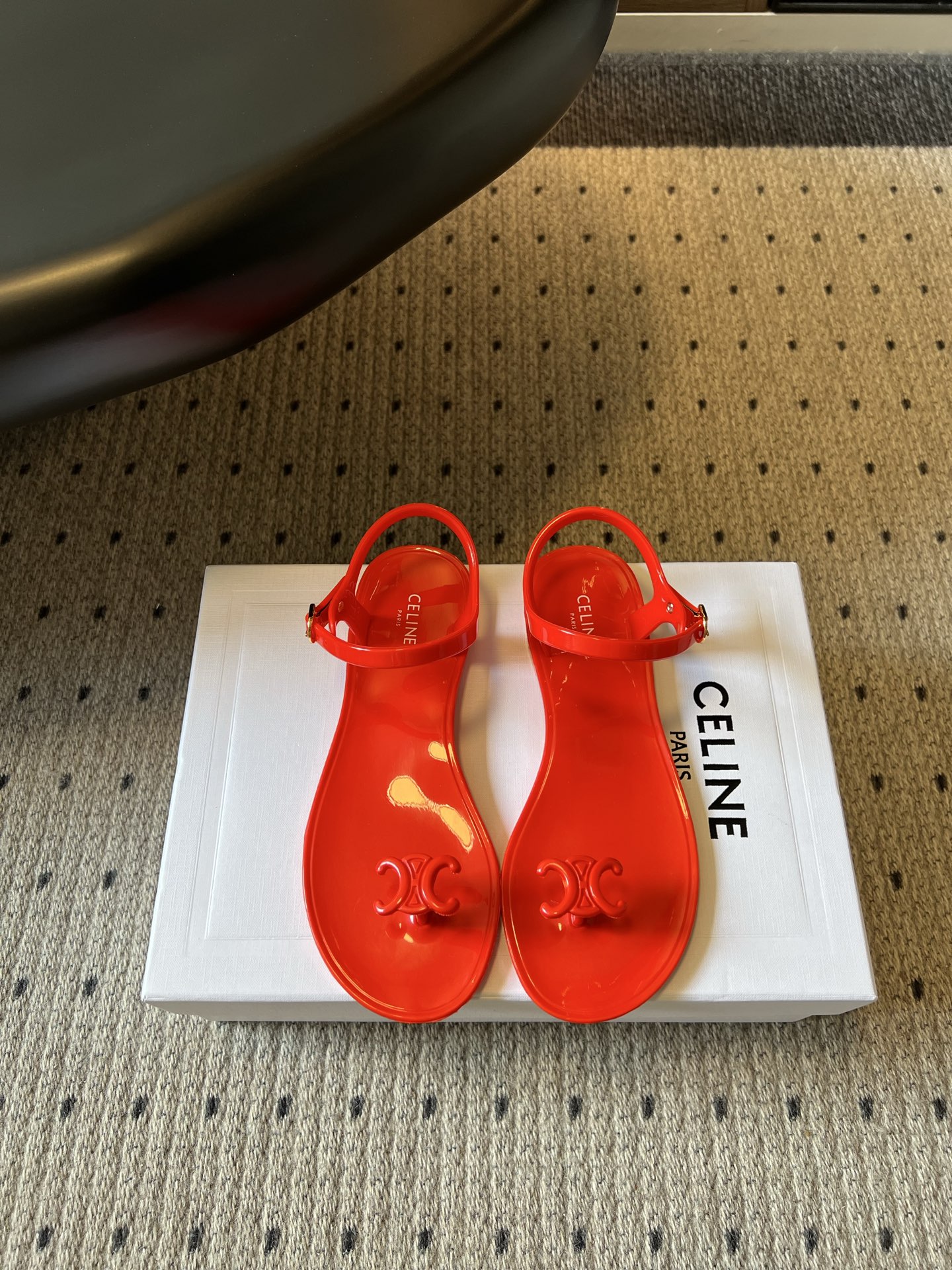 NO:886276,Top quality Celin*26ss new summer jelly sandals  This pair of jelly sandals is a summer interpretation of the brand's iconic retro aesthetics. It balances the casual and relaxed holiday feel with low-key brand recognition and has a transparent jelly texture. The plaque on the toe is clear and neat, and it is equipped with an adjustable ankle buckle design, which takes into account the fit and convenience of putting on and taking off. The overall silhouette is simple and refreshing, which not only retains the brand's consistent high-end tone, but also has an effortless fashionable atmosphere.  Paired with it, it is almost a universal match in summer. It can be easily worn with denim shorts and T-shirts for a casual and refreshing street feel. Paired with linen wide-leg pants or holiday-style dresses, it can transform into a lazy French atmosphere. Original custom-made material for the upper. Original custom-made material for the lining. Outsole TPU outsole size 35-40 (customized size 40 is not returnable), split-toe shoes, celine, sandals, skirts, shorts, tees, t-shirts19860909顶级品质 Celin*26ss夏季新款果冻凉鞋 这双果冻凉鞋,是品牌标志性复古美学的夏日演绎,把随性松弛的度假感和低调的品牌辨识度平衡得恰到好处自带通透的果冻质感,鞋头的饰牌清晰利落,搭配可调节的踝部搭扣设计,兼顾了贴合度和穿脱的便利性,整体廓形简约清爽,既保留了品牌一贯的高级调性,又自带不费力的时髦氛围. 搭配上它几乎是夏日的万能搭配选手,日常搭配牛仔短裤和T恤,能轻松穿出随性清爽的街头感；搭配亚麻阔腿裤或度假风连衣裙,又能化身慵懒的法式氛围风. 鞋面原版定制材质 内里原版定制材质 大底TPU大底 size35-40码（40码定制不退换）,分趾鞋,celine,sandals,skirts,shorts,tees，t-shirt,Women's Shoes
