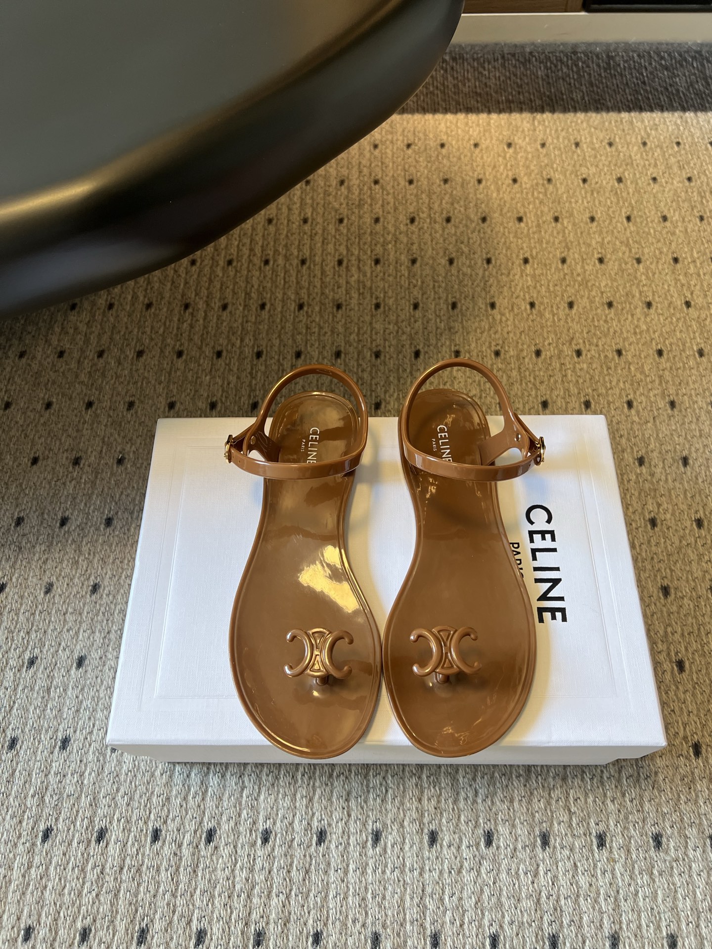 NO:871395,Celin*26ss new summer jelly sandals  This pair of jelly sandals is a summer interpretation of the brand's iconic retro aesthetics. It balances the casual and relaxed holiday feel with low-key brand recognition and has a transparent jelly texture. The plaque on the toe is clear and neat, and it is equipped with an adjustable ankle buckle design, which takes into account the fit and convenience of putting on and taking off. The overall silhouette is simple and refreshing, which not only retains the brand's consistent high-end tone, but also has an effortless fashionable atmosphere.  Paired with it, it is almost a universal match in summer. It can be easily worn with denim shorts and T-shirts for a casual and refreshing street feel. Paired with linen wide-leg pants or holiday-style dresses, it can transform into a lazy French atmosphere. Original custom-made material for the upper. Original custom-made material for the lining. Outsole TPU outsole size 35-40 (customized size 40 is not returnable), split-toe shoes, celine, sandals, skirts, shorts, tees, t-shirts19860909Celin*26ss夏季新款果冻凉鞋 这双果冻凉鞋,是品牌标志性复古美学的夏日演绎,把随性松弛的度假感和低调的品牌辨识度平衡得恰到好处自带通透的果冻质感,鞋头的饰牌清晰利落,搭配可调节的踝部搭扣设计,兼顾了贴合度和穿脱的便利性,整体廓形简约清爽,既保留了品牌一贯的高级调性,又自带不费力的时髦氛围. 搭配上它几乎是夏日的万能搭配选手,日常搭配牛仔短裤和T恤,能轻松穿出随性清爽的街头感；搭配亚麻阔腿裤或度假风连衣裙,又能化身慵懒的法式氛围风. 鞋面原版定制材质 内里原版定制材质 大底TPU大底 size35-40码（40码定制不退换）,分趾鞋,celine,sandals,skirts,shorts,tees，t-shirt,Women's Shoes