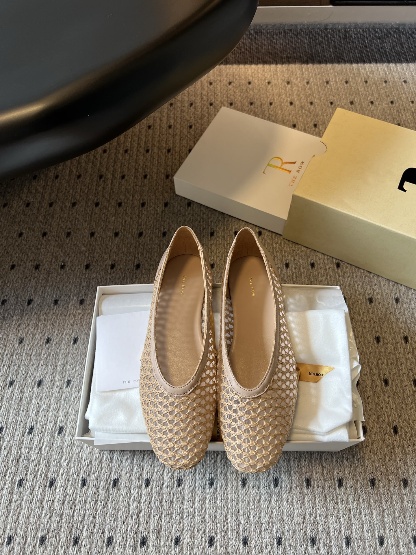 NO:871406,Purchasing agent grade, Dongguan-made high-quality The Ro*26ss new summer mesh woven flat shoes. This pair of The Row mesh woven flat shoes is the perfect fusion of the brand's minimalist aesthetics and high-end texture, perfectly balancing the lazy and relaxed French atmosphere with the low-key sense of nobility.  Paired with it, it is almost an all-rounder regardless of style. When paired with linen wide-leg pants and a basic T-shirt, you can easily wear it with a casual and refreshing French laziness. Paired with a cotton and linen dress or straight jeans, it can transform into a gentle and intellectual temperament. Whether it is a daily outing, a short trip or a light business scene, it can be adapted just right and easily create a variety of styles. Customized fur mesh upper/imported lambskin, mixed sheepskin lining, original molded outsole  size 35-41 (customized sizes 40 and 41 are not returnable), single shoes, flats, skirts, jeans, tees, t-shirts, sheepskin19860909代购级 莞产高品质 The Ro*26ss夏季新款网面编织平底单鞋 这双The Row网面编织平底鞋,是品牌极简美学与高级质感的完美融合,把慵懒松弛的法式氛围和低调的贵气感平衡得恰到好处. 搭配上它几乎是不挑风格的万能选手,日常搭配亚麻阔腿裤和基础T恤,能轻松穿出随性清爽的法式慵懒感；搭配棉麻连衣裙或直筒牛仔裤,又能化身温柔知性的气质风,不管是日常出门、短途出游还是轻商务场景,都能适配得恰到好处,轻松打造多种风格造型. 鞋面定制皮草网纱/进口小羊皮 内里混种羊皮 大底原版开模大底 size35-41码（40、41码定制不退换）,单鞋,flats,skirts,jeans,tees，t-shirt,sheepskin,Women's Shoes