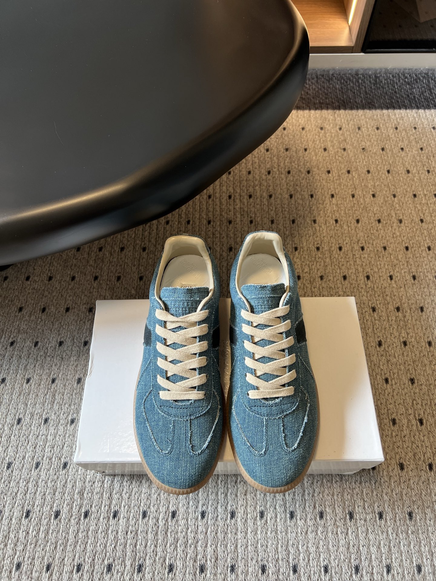 NO:886295,Top-quality Maison Margiel*26ss new summer casual moral training shoes have the right balance between the brand's iconic avant-garde retro tone and daily practicality. The neat low-cut silhouette is paired with a simple spliced moral training shoe design. There are no unnecessary decorations and only clean and smooth lines to fully demonstrate the texture of French avant-garde shoes.  The shoe body has neat and neat lines, and the rounded cut of the toe box has a unique effect of modifying the foot shape. It is matched with a rubber-colored outsole, which takes into account both walking comfort and neat styling. The overall style is both casual and casual, and has a retro literary atmosphere. Cowhide upper, cowhide lining, original molded outsole size 35-41 (customized sizes 40 and 41 are not returnable), casual shoes/sports shoes, sneakers, cowhide19860909顶级品质 Maison Margiel*26ss夏季新款休闲德训鞋 把品牌标志性的先锋复古调性和日常实用性平衡得恰到好处,利落的低帮廓形搭配简约的拼接德训鞋型设计,没有多余的装饰,只用干净流畅的线条,就把法式先锋鞋履的质感完全展现了出来. 鞋身走线工整利落,鞋头的圆润剪裁修饰脚型的效果堪称一绝,搭配生胶色大底,兼顾了行走的舒适度和造型的利落感,整体风格既休闲随性,又自带复古文艺氛围. 鞋面牛皮 内里牛皮 大底原版开模大底 size35-41码（40、41码定制不退换）,休闲鞋/运动鞋,sneakers,cowhide,Women's Shoes
