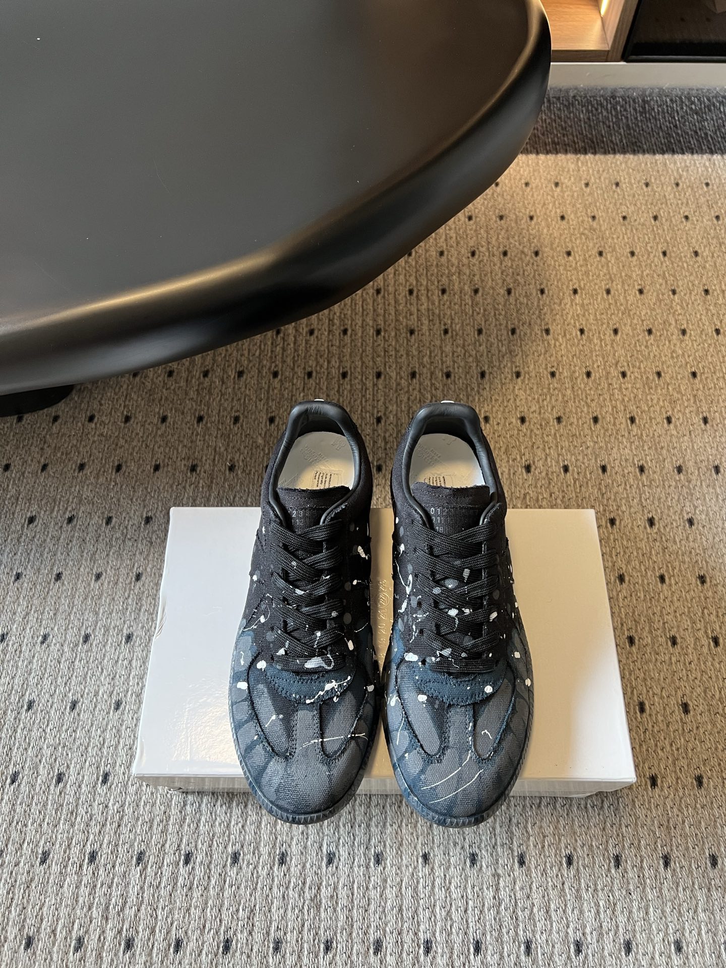 NO:886285,Top-quality Maison Margiel*26ss new summer splash-ink moral training shoes have the right balance between the brand's iconic avant-garde artistic tone and daily practicality. The neat low-top silhouette is paired with an old splash-ink design. There are no unnecessary decorations and only casual and free lines, which fully demonstrate the texture of French avant-garde shoes.  The shoe body has neat and neat lines, and the rounded cut of the toe box has a unique effect of modifying the foot shape. It is matched with a rubber-colored outsole, which takes into account both walking comfort and neat styling. The overall style is both casual and casual, and has a retro literary atmosphere. Cowhide upper, cowhide lining, original molded outsole size 35-41 (customized sizes 40 and 41 are not returnable), casual shoes/sports shoes, sneakers, cowhide19860909顶级品质 Maison Margiel*26ss夏季新款泼墨德训鞋 把品牌标志性的先锋艺术调性和日常实用性平衡得恰到好处,利落的低帮廓形搭配做旧泼墨设计,没有多余的装饰,只用随性洒脱的线条,就把法式先锋鞋履的质感完全展现了出来. 鞋身走线工整利落,鞋头的圆润剪裁修饰脚型的效果堪称一绝,搭配生胶色大底,兼顾了行走的舒适度和造型的利落感,整体风格既休闲随性,又自带复古文艺氛围. 鞋面牛皮 内里牛皮 大底原版开模大底 size35-41码（40、41码定制不退换）,休闲鞋/运动鞋,sneakers,cowhide,Women's Shoes