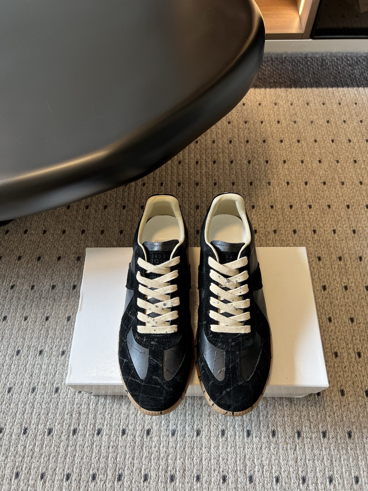 NO:869412,Maison Margiel*26ss new summer splash-ink moral shoes have the right balance between the brand's iconic avant-garde artistic tone and daily practicality. The neat low-cut silhouette is paired with an old splash-ink design. There are no unnecessary decorations and only casual and free lines, which fully demonstrate the texture of French avant-garde shoes.  The shoe body has neat and neat lines, and the rounded cut of the toe box has a unique effect of modifying the foot shape. It is matched with a rubber-colored outsole, which takes into account both walking comfort and neat styling. The overall style is both casual and casual, and has a retro literary atmosphere. Cowhide upper, cowhide lining, original molded outsole size 35-41 (customized sizes 40 and 41 are not returnable), casual shoes/sports shoes, sneakers, cowhide19860909Maison Margiel*26ss夏季新款泼墨德训鞋 把品牌标志性的先锋艺术调性和日常实用性平衡得恰到好处,利落的低帮廓形搭配做旧泼墨设计,没有多余的装饰,只用随性洒脱的线条,就把法式先锋鞋履的质感完全展现了出来. 鞋身走线工整利落,鞋头的圆润剪裁修饰脚型的效果堪称一绝,搭配生胶色大底,兼顾了行走的舒适度和造型的利落感,整体风格既休闲随性,又自带复古文艺氛围. 鞋面牛皮 内里牛皮 大底原版开模大底 size35-41码（40、41码定制不退换）,休闲鞋/运动鞋,sneakers,cowhide,Women's Shoes