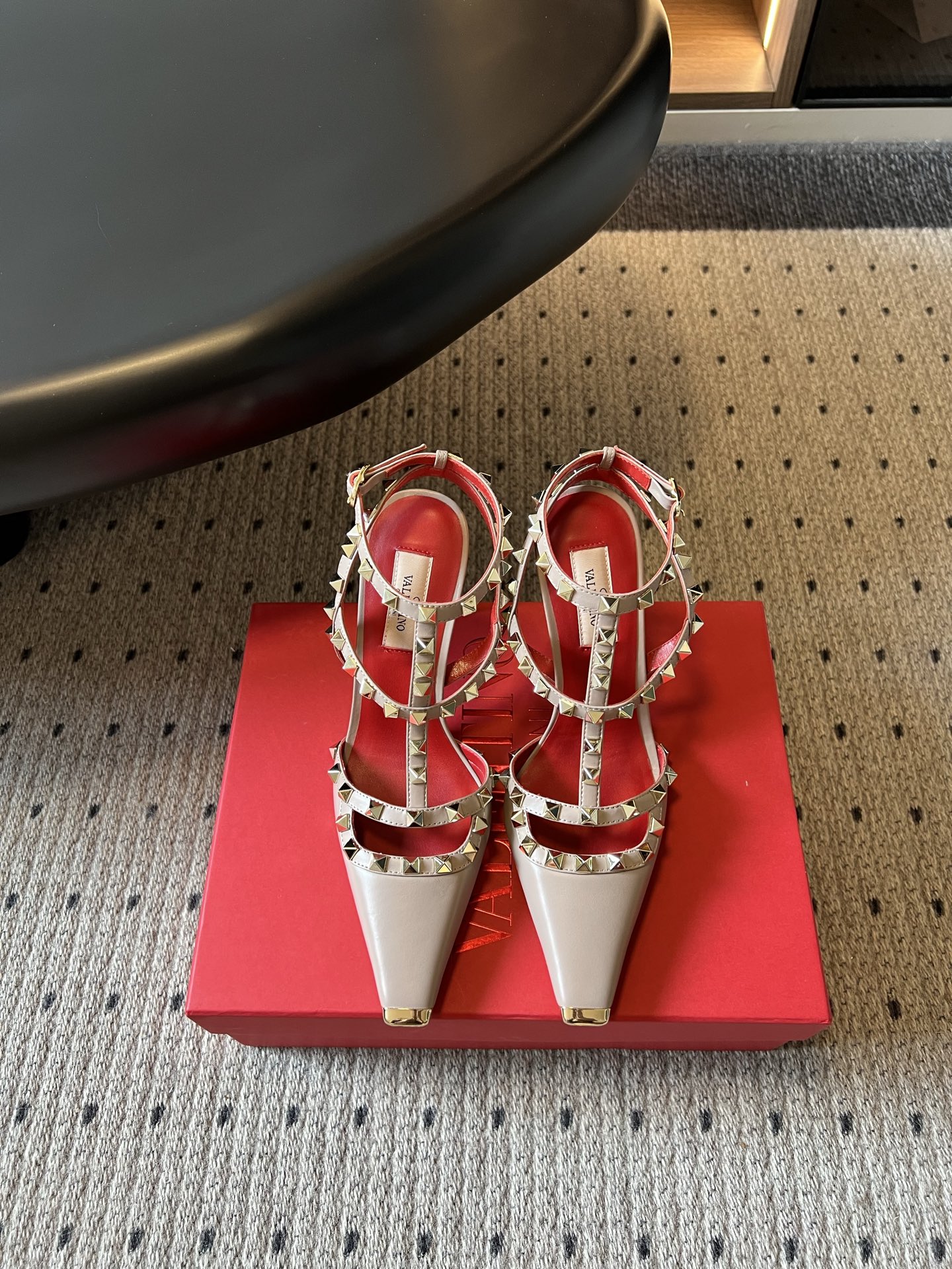 NO:871419,Valentin*26ss new summer rivet pointed toe stiletto sandals perfectly balance the brand's iconic punk elegance and daily practicality. The neat pointed toe silhouette is paired with the iconic T-shaped strap design, embellished with classic rivet elements, and only uses clean and smooth lines to fully demonstrate the sophistication of Italian classic shoes.  The upper is made of fine and soft leather, which feels smooth and full of texture. The body of the shoe is neatly routed, and the pointed toe cut has an excellent effect on modifying the shape of the foot. The adjustable buckle design on the heel takes into account the fit and the convenience of putting on and taking off. The overall style is neat and capable, but also has a gentle and intellectual atmosphere. Upper cowhide leather lining Sheepskin outsole Italian genuine leather outsole  Size 35-41 (customized sizes 40 and 41 are non-returnable) Heel height 10cm, high-heeled sandals, valentino, sandals, high heels, cowhide, sheepskin, Leather soles19860909Valentin*26ss夏季新款铆钉尖头细跟凉鞋 把品牌标志性的朋克优雅调性和日常实用性平衡得恰到好处,利落的尖头廓形搭配标志性T字绑带设计,以经典铆钉元素为点缀,只用干净流畅的线条,就把意大利经典鞋履的精致感完全展现了出来. 鞋面选用细腻柔软的皮革打造,触感顺滑又富有质感,鞋身走线工整利落,尖头剪裁修饰脚型的效果堪称一绝,搭配后跟的可调节搭扣设计,兼顾了贴合度和穿脱的便利性,整体风格既利落干练,又自带温柔知性的氛围. 鞋面牛皮 内里羊皮 大底意大利真皮大底 size35-41码（40、41码定制不退换） 跟高10cm,高跟鞋凉鞋,valentino,sandals,high heels,cowhide,sheepskin,Leather soles,Women's Shoes