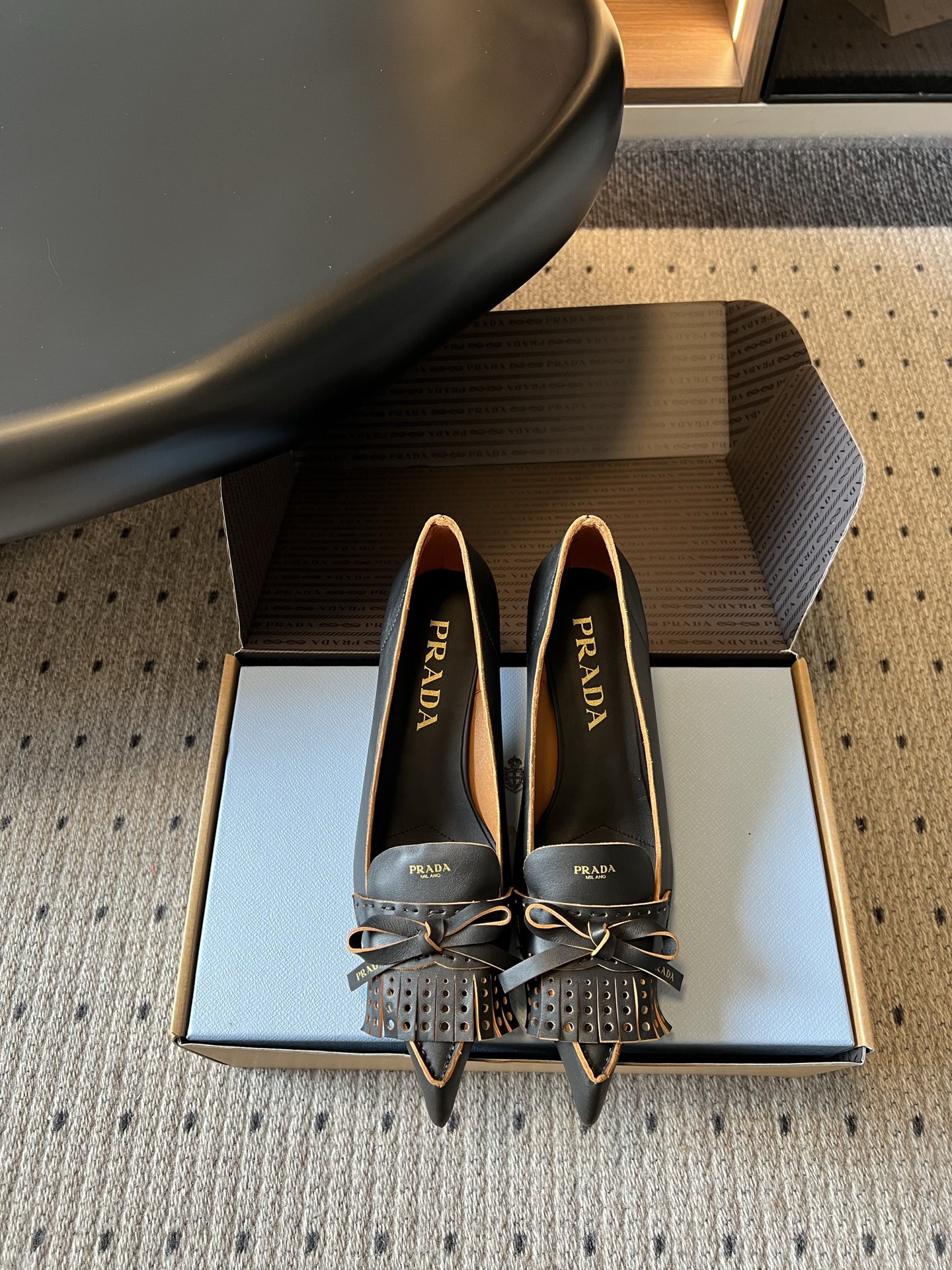 NO:868975,Prada*26ss new summer tassel pointed-toe high-heeled shoes perfectly balance the brand's iconic modern elegance and daily practicality. The neat pointed-toe silhouette is paired with exquisite tassels and bow designs. There are no unnecessary decorations, and only clean and smooth lines are used to fully demonstrate the sophistication of Italian classic shoes.  The upper is made of fine and soft leather, which feels smooth and textured. The body of the shoe is neatly routed. The pointed tailoring of the toe box is perfect for modifying the shape of the foot. It is matched with the iconic tassel and bow details, taking into account the sense of style and the convenience of daily wear. The overall style is neat and capable, but also has a gentle and intellectual atmosphere. Upper cowhide leather lining Sheepskin outsole Italian genuine leather outsole  size 35-42 (customized sizes 40, 41, 42 are non-refundable) Heel height 5cm, single shoes, prada, high heels, cowhide, sheepskin, Leather soles19860909Prada*26ss夏季新款流苏尖头高跟鞋 把品牌标志性的摩登优雅调性和日常实用性平衡得恰到好处,利落的尖头廓形搭配精致流苏与蝴蝶结设计,没有多余的装饰,只用干净流畅的线条,就把意大利经典鞋履的精致感完全展现了出来. 鞋面选用细腻柔软的皮革打造,触感顺滑又富有质感,鞋身走线工整利落,鞋头的尖型剪裁修饰脚型的效果堪称一绝,搭配标志性的流苏与蝴蝶结细节,兼顾了造型感与日常穿着的便利性,整体风格既利落干练,又自带温柔知性的氛围. 鞋面牛皮 内里羊皮 大底意大利真皮大底 size35-42码（40、41、42码定制不退换） 跟高5cm,单鞋,prada,high heels,cowhide,sheepskin,Leather soles,Women's Shoes