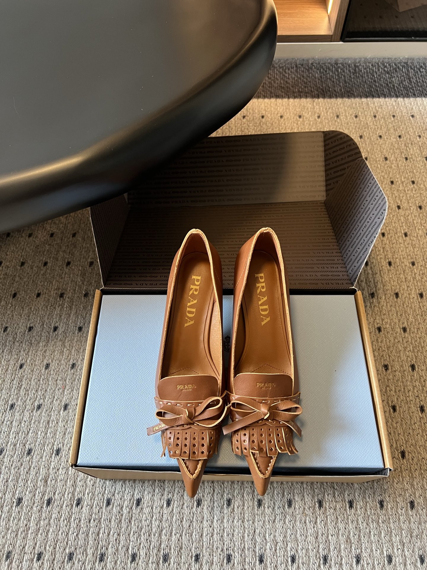 NO:868985,Prada*26ss new summer tassel pointed-toe high-heeled shoes perfectly balance the brand's iconic modern elegance and daily practicality. The neat pointed-toe silhouette is paired with exquisite tassels and bow designs. There are no unnecessary decorations, and only clean and smooth lines are used to fully demonstrate the sophistication of Italian classic shoes.  The upper is made of fine and soft leather, which feels smooth and textured. The body of the shoe is neatly routed. The pointed tailoring of the toe box is perfect for modifying the shape of the foot. It is matched with the iconic tassel and bow details, taking into account the sense of style and the convenience of daily wear. The overall style is neat and capable, but also has a gentle and intellectual atmosphere. Upper cowhide leather lining Sheepskin outsole Italian genuine leather outsole  size 35-42 (customized sizes 40, 41, 42 are non-refundable) Heel height 5cm, single shoes, prada, high heels, cowhide, sheepskin, Leather soles19860909Prada*26ss夏季新款流苏尖头高跟鞋 把品牌标志性的摩登优雅调性和日常实用性平衡得恰到好处,利落的尖头廓形搭配精致流苏与蝴蝶结设计,没有多余的装饰,只用干净流畅的线条,就把意大利经典鞋履的精致感完全展现了出来. 鞋面选用细腻柔软的皮革打造,触感顺滑又富有质感,鞋身走线工整利落,鞋头的尖型剪裁修饰脚型的效果堪称一绝,搭配标志性的流苏与蝴蝶结细节,兼顾了造型感与日常穿着的便利性,整体风格既利落干练,又自带温柔知性的氛围. 鞋面牛皮 内里羊皮 大底意大利真皮大底 size35-42码（40、41、42码定制不退换） 跟高5cm,单鞋,prada,high heels,cowhide,sheepskin,Leather soles,Women's Shoes