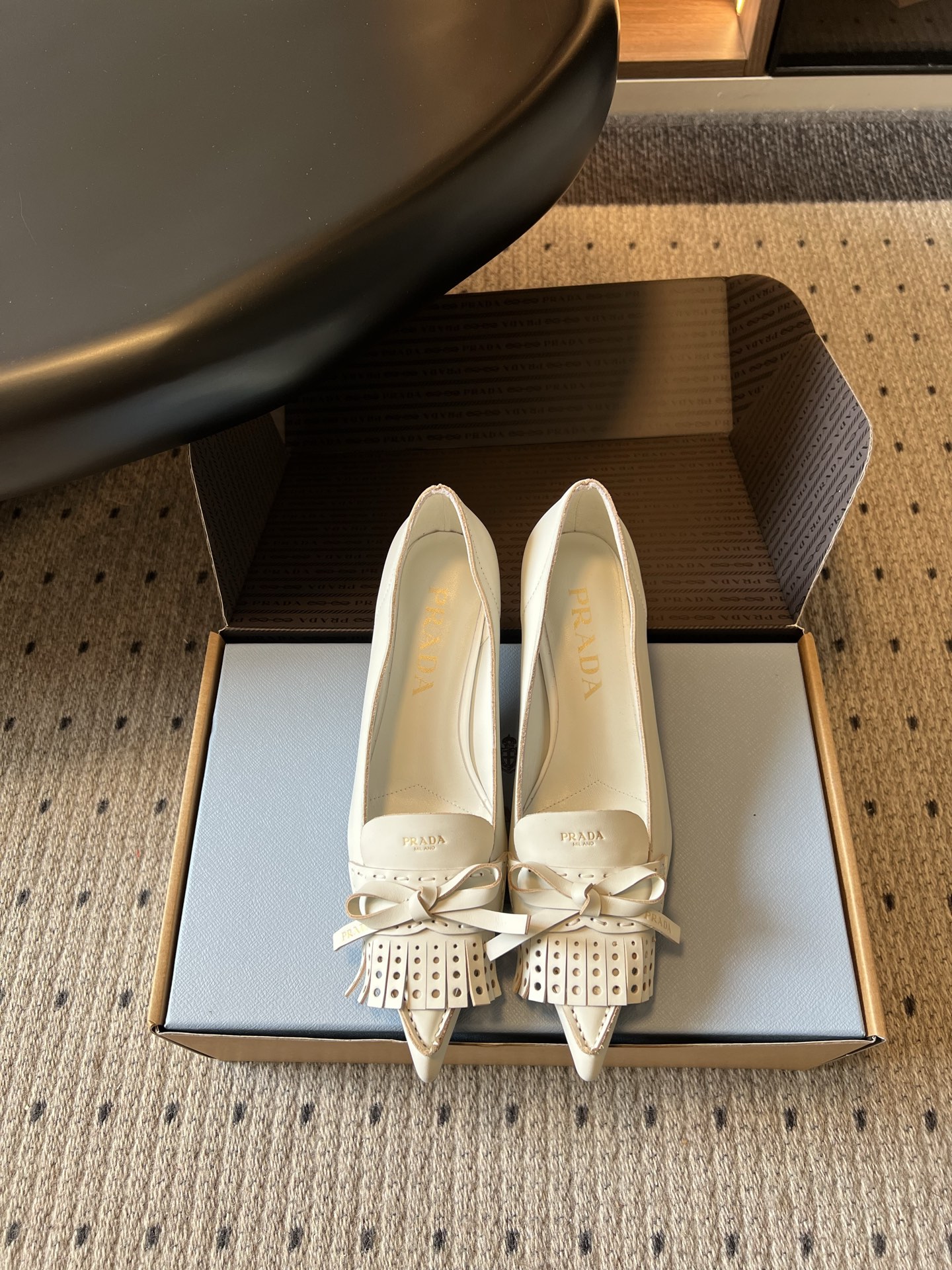 NO:870522,Top-quality Prada*26ss summer new tassel pointed-toe high-heeled shoes perfectly balance the brand's iconic modern elegance and daily practicality. The neat pointed-toe silhouette is paired with exquisite tassels and bow designs. There are no unnecessary decorations and only clean and smooth lines to fully demonstrate the sophistication of Italian classic shoes.  The upper is made of fine and soft leather, which feels smooth and textured. The body of the shoe is neatly routed. The pointed tailoring of the toe box is perfect for modifying the shape of the foot. It is matched with the iconic tassel and bow details, taking into account the sense of style and the convenience of daily wear. The overall style is neat and capable, but also has a gentle and intellectual atmosphere. Upper cowhide leather lining Sheepskin outsole Italian genuine leather outsole  size 35-42 (customized sizes 40, 41, 42 are non-refundable) Heel height 5cm, single shoes, prada, high heels, cowhide, sheepskin, Leather soles19860909顶级品质 Prada*26ss夏季新款流苏尖头高跟鞋 把品牌标志性的摩登优雅调性和日常实用性平衡得恰到好处,利落的尖头廓形搭配精致流苏与蝴蝶结设计,没有多余的装饰,只用干净流畅的线条,就把意大利经典鞋履的精致感完全展现了出来. 鞋面选用细腻柔软的皮革打造,触感顺滑又富有质感,鞋身走线工整利落,鞋头的尖型剪裁修饰脚型的效果堪称一绝,搭配标志性的流苏与蝴蝶结细节,兼顾了造型感与日常穿着的便利性,整体风格既利落干练,又自带温柔知性的氛围. 鞋面牛皮 内里羊皮 大底意大利真皮大底 size35-42码（40、41、42码定制不退换） 跟高5cm,单鞋,prada,high heels,cowhide,sheepskin,Leather soles,Women's Shoes