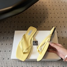 TOTEM*26ss春夏新款柠檬黄方头夹脚平底凉拖采用极简主义设计语言打造,利落方头搭配纤细夹脚带,低饱 TOTEM*26ss春夏新款柠檬黄方头夹脚平底凉拖采用极简主义设计语言打造,利落方头搭配纤细夹脚带,低饱