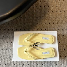 TOTEM*26ss春夏新款柠檬黄方头夹脚平底凉拖采用极简主义设计语言打造,利落方头搭配纤细夹脚带,低饱 TOTEM*26ss春夏新款柠檬黄方头夹脚平底凉拖采用极简主义设计语言打造,利落方头搭配纤细夹脚带,低饱