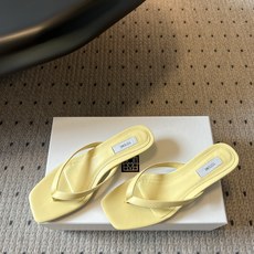 TOTEM*26ss春夏新款柠檬黄方头夹脚低跟凉拖采用极简主义设计语言打造,利落方头搭配纤细夹脚带,低饱 TOTEM*26ss春夏新款柠檬黄方头夹脚低跟凉拖采用极简主义设计语言打造,利落方头搭配纤细夹脚带,低饱