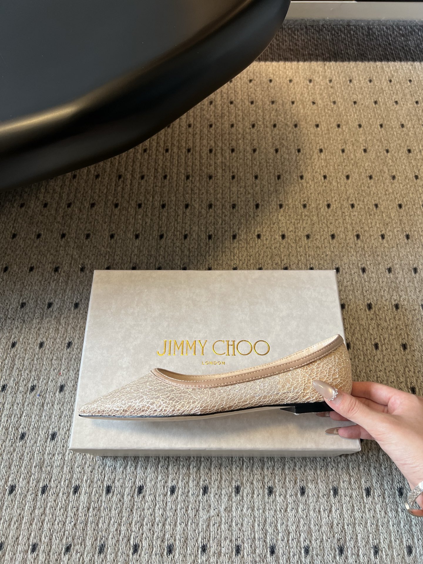 Jimmy Cho*夏季新款尖头平底单鞋鞋身的闪粉网纱纹理细腻柔和,搭配简约利落的鞋型,自带高级氛围感, Jimmy Cho*夏季新款尖头平底单鞋鞋身的闪粉网纱纹理细腻柔和,搭配简约利落的鞋型,自带高级氛围感,