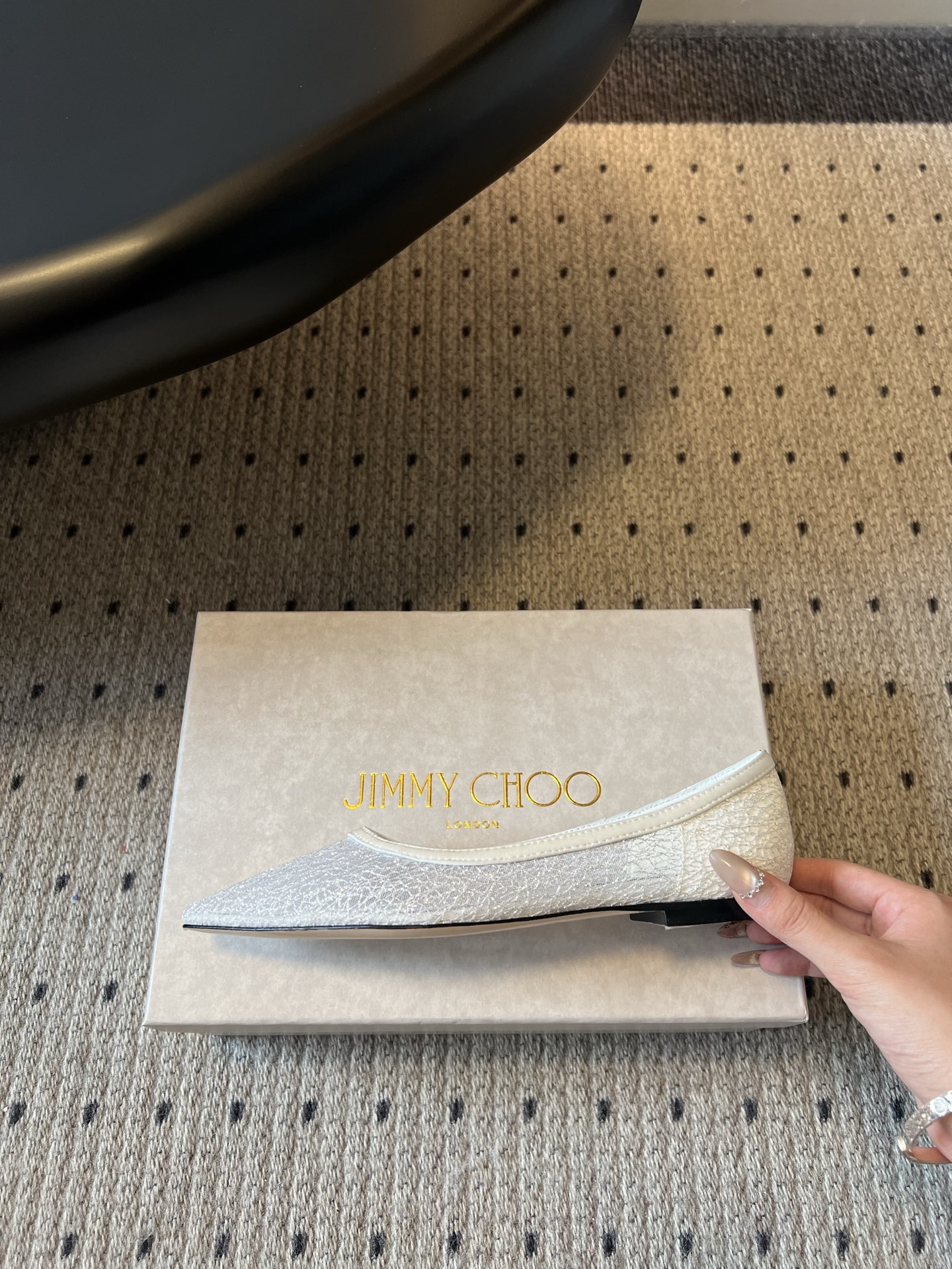 Jimmy Cho*夏季新款尖头平底单鞋鞋身的闪粉网纱纹理细腻柔和，搭配简约利落的鞋型，自带高级氛围感，