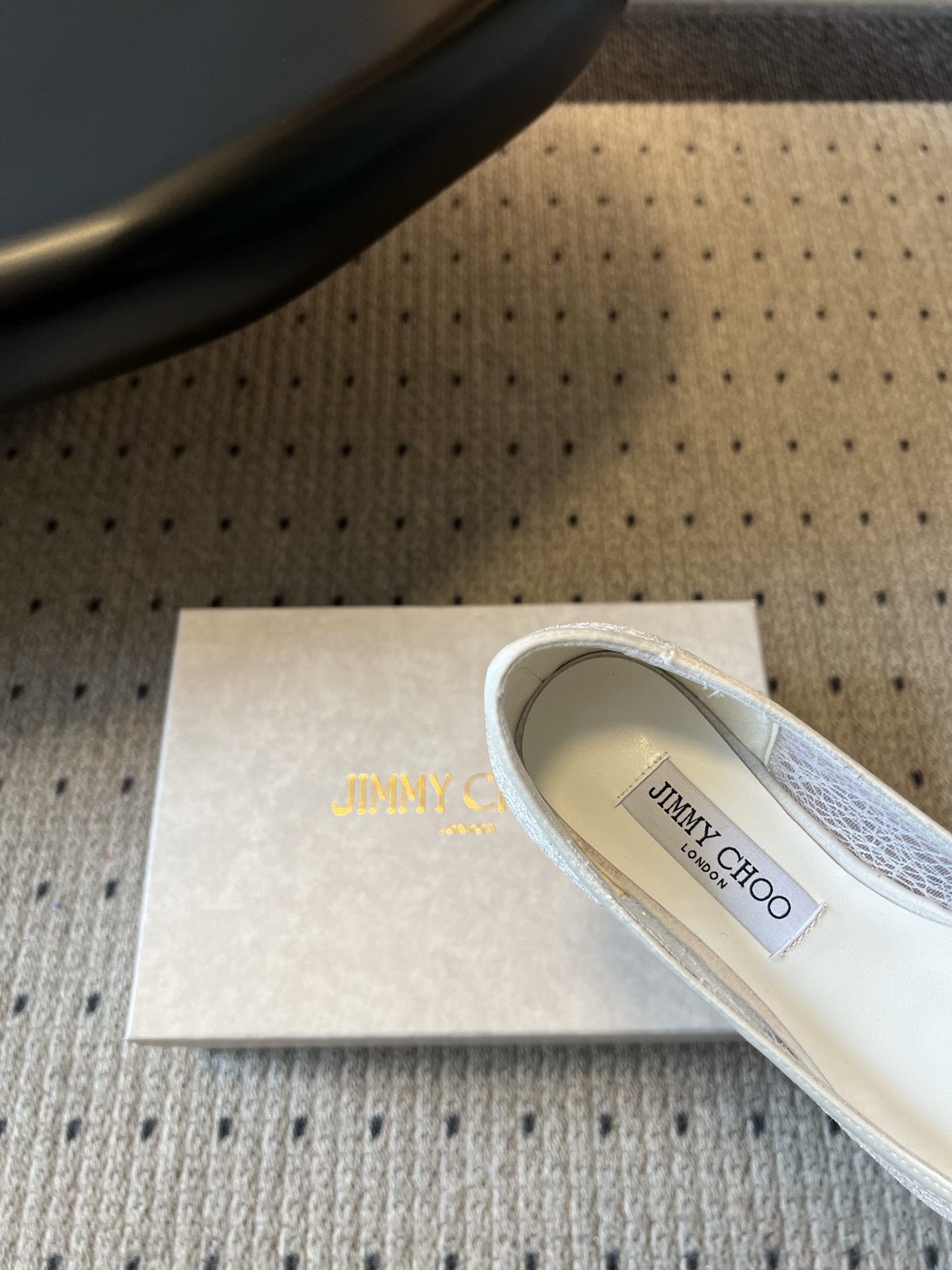 Jimmy Cho*夏季新款尖头平底单鞋鞋身的闪粉网纱纹理细腻柔和，搭配简约利落的鞋型，自带高级氛围感，