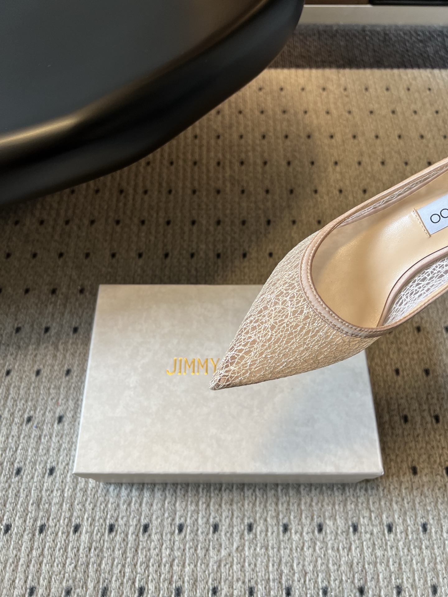 Jimmy Cho*夏季新款尖头高跟鞋鞋身的闪粉网纱纹理细腻柔和,搭配简约利落的鞋型,自带高级氛围感,能 Jimmy Cho*夏季新款尖头高跟鞋鞋身的闪粉网纱纹理细腻柔和,搭配简约利落的鞋型,自带高级氛围感,能