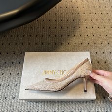 Jimmy Cho*夏季新款尖头高跟鞋鞋身的闪粉网纱纹理细腻柔和,搭配简约利落的鞋型,自带高级氛围感,能 Jimmy Cho*夏季新款尖头高跟鞋鞋身的闪粉网纱纹理细腻柔和,搭配简约利落的鞋型,自带高级氛围感,能