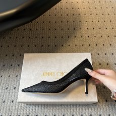 Jimmy Cho*夏季新款尖头高跟鞋鞋身的闪粉网纱纹理细腻柔和,搭配简约利落的鞋型,自带高级氛围感,能 Jimmy Cho*夏季新款尖头高跟鞋鞋身的闪粉网纱纹理细腻柔和,搭配简约利落的鞋型,自带高级氛围感,能
