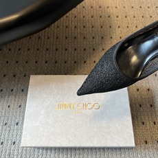 Jimmy Cho*夏季新款尖头高跟鞋鞋身的闪粉网纱纹理细腻柔和,搭配简约利落的鞋型,自带高级氛围感,能 Jimmy Cho*夏季新款尖头高跟鞋鞋身的闪粉网纱纹理细腻柔和,搭配简约利落的鞋型,自带高级氛围感,能