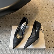 Jimmy Cho*夏季新款尖头高跟鞋鞋身的闪粉网纱纹理细腻柔和,搭配简约利落的鞋型,自带高级氛围感,能 Jimmy Cho*夏季新款尖头高跟鞋鞋身的闪粉网纱纹理细腻柔和,搭配简约利落的鞋型,自带高级氛围感,能