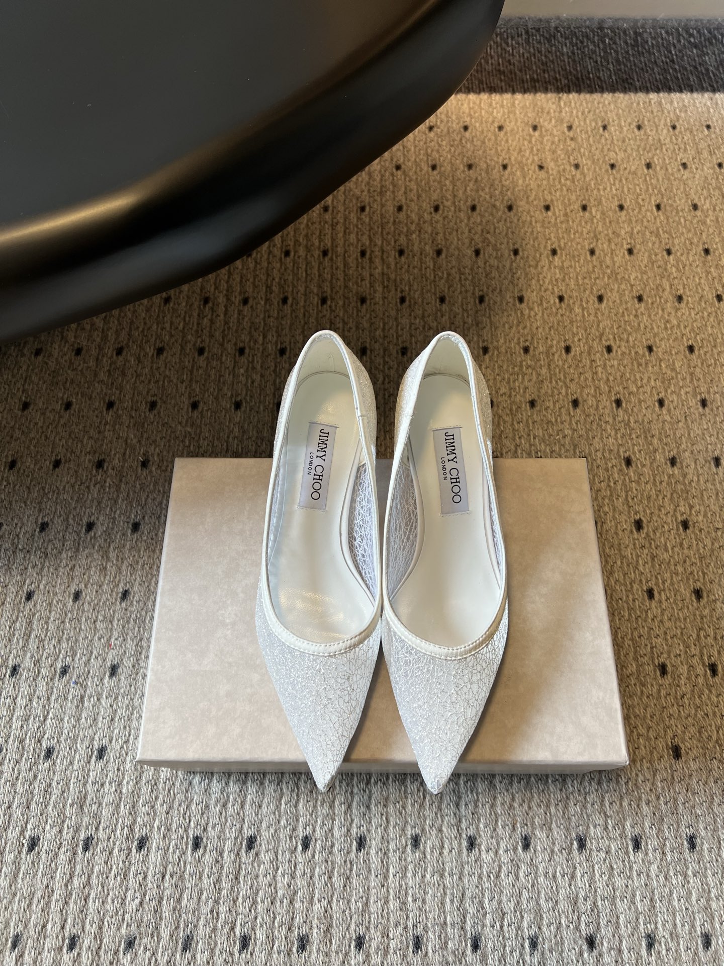 NO:876868,Jimmy Choo's new summer pointed-toe high-heeled shoes. The texture of the glitter mesh on the shoe body is delicate and soft. With a simple and neat shoe shape, it has a high-end atmosphere. It can instantly enhance the sophistication of the overall shape and become the finishing touch in the outfit. The neat pointed-toe design and moderate heel height can effectively modify the leg lines, giving it a refined and sparkling light luxury texture.  Three tones of classic black, pure white and gentle nude pink are available, suitable for workplace suits, date dresses or daily dresses, and can easily hold the style of various occasions. Mesh upper/silk lining sheepskin outsole Italian leather outsole size 35-42 (customized sizes 40, 41 and 42 are non-refundable) Heel height 6cm, single shoes, jimmy choo, high heels, skirts, business suit, sheepskin, Leather soles19860909Jimmy Choo夏季新款尖头高跟鞋 鞋身的闪粉网纱纹理细腻柔和,搭配简约利落的鞋型,自带高级氛围感,能瞬间提升整体造型的精致度,成为穿搭中的点睛之笔.利落尖头设计搭配适中跟高,能有效修饰腿部线条,自带精致闪耀的轻奢质感. 经典黑、纯净白与温柔裸粉三种色调可选,适配职场通勤西装、约会小礼服或日常连衣裙,轻松hold住多种场合的穿搭风格. 鞋面网纱/丝绸 内里羊皮 大底意大利真皮大底 size35-42码（40、41、42码定制不退换） 跟高6cm,单鞋,jimmy choo,high heels,skirts,business suit,sheepskin,Leather soles,Women's Shoes