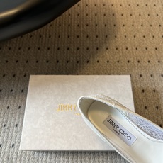 Jimmy Cho*夏季新款尖头高跟鞋鞋身的闪粉网纱纹理细腻柔和,搭配简约利落的鞋型,自带高级氛围感,能 Jimmy Cho*夏季新款尖头高跟鞋鞋身的闪粉网纱纹理细腻柔和,搭配简约利落的鞋型,自带高级氛围感,能