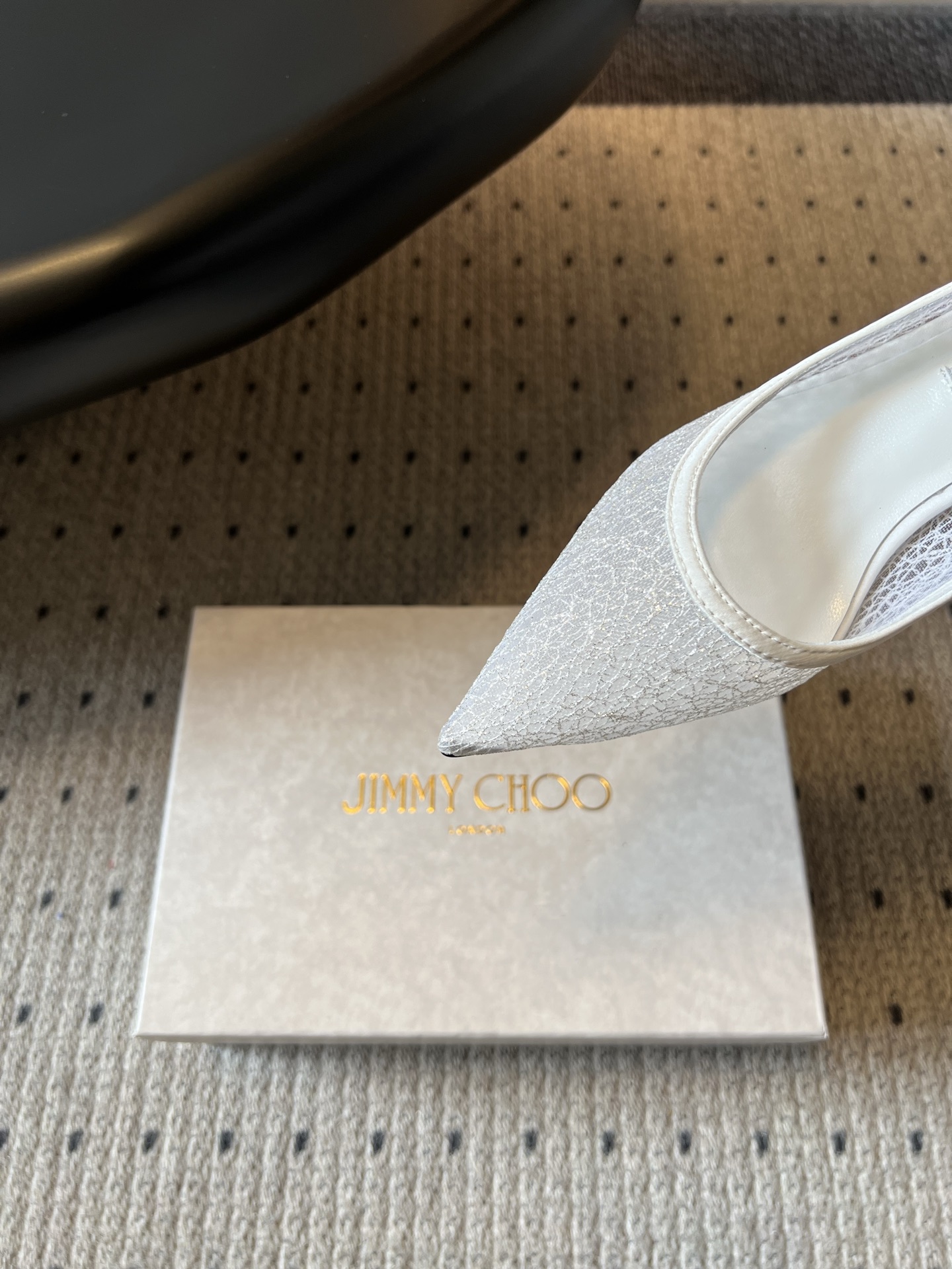 Jimmy Cho*夏季新款尖头高跟鞋鞋身的闪粉网纱纹理细腻柔和,搭配简约利落的鞋型,自带高级氛围感,能 Jimmy Cho*夏季新款尖头高跟鞋鞋身的闪粉网纱纹理细腻柔和,搭配简约利落的鞋型,自带高级氛围感,能