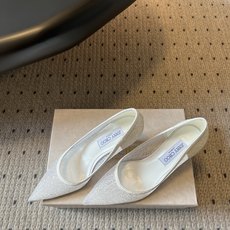 Jimmy Cho*夏季新款尖头高跟鞋鞋身的闪粉网纱纹理细腻柔和,搭配简约利落的鞋型,自带高级氛围感,能 Jimmy Cho*夏季新款尖头高跟鞋鞋身的闪粉网纱纹理细腻柔和,搭配简约利落的鞋型,自带高级氛围感,能