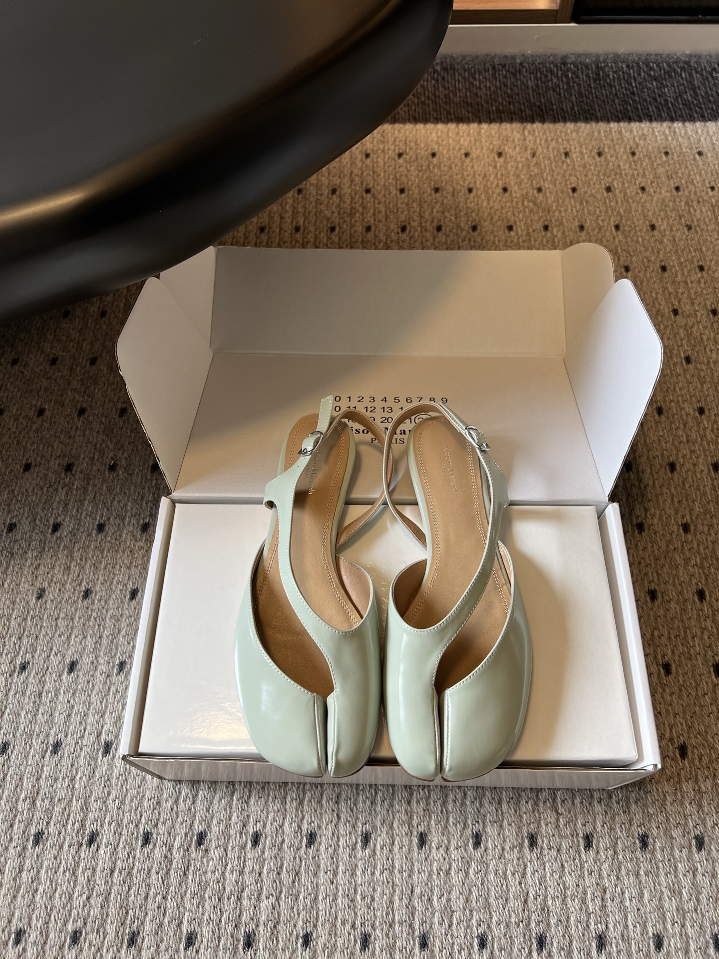 NO:869380,Maison Margiel*26ss new summer split-toe ballet shoes. This pair of Maison Margiela Tabi split-toe ballet flats is a gentle interpretation of the brand's iconic avant-garde aesthetics. It breaks the convention with its unique split-toe silhouette, perfectly balancing the soft silhouette of ballet shoes with the personality of avant-garde design.  The texture is high-end and full of soft luster. The lines of the shoe body are round and smooth. The split-toe cut of the toe is neat and clean without unnecessary rough edges and flaws. The overall silhouette is simple and full of recognition. It not only retains the brand's consistent artistic tone, but also has an effortless fashionable atmosphere. The upper is beaded cowhide and the lining is sheepskin. The outsole is genuine leather.  size 35-41 (customized sizes 40 and 41 are non-refundable), split-toe shoes, flats, cowhide, sheepskin, Leather soles19860909Maison Margiel*26ss夏季新款分趾芭蕾单鞋 这双Maison Margiela Tabi分趾芭蕾平底鞋,是品牌标志性先锋美学的温柔演绎,以独特的分趾廓形打破常规,把芭蕾鞋的柔美廓形和先锋设计的个性感平衡得恰到好处. 质感高级又富有柔和光泽,鞋身线条圆润流畅,鞋头的分趾剪裁利落干净,没有多余的毛边和瑕疵,整体廓形简约又充满辨识度,既保留了品牌一贯的艺术调性,又自带不费力的时髦氛围. 鞋面开标珠牛皮 内里羊皮 大底真皮大底 size35-41码（40、41码定制不退换）,分趾鞋,flats,cowhide,sheepskin,Leather soles,Women's Shoes