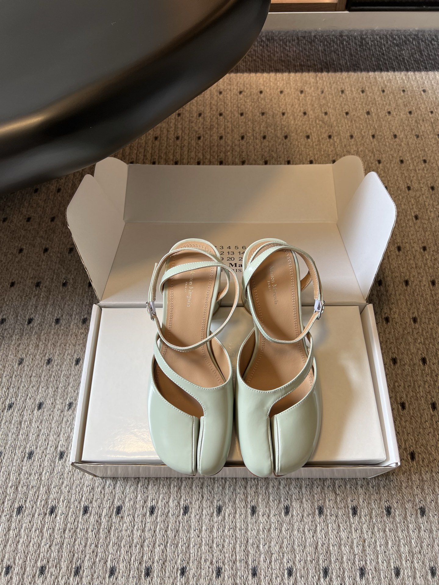 NO:869389,Maison Margiel*26ss new summer split-toe ballet shoes. This pair of Maison Margiela Tabi split-toe ballet flats is a gentle interpretation of the brand's iconic avant-garde aesthetics. It breaks the convention with its unique split-toe silhouette, perfectly balancing the soft silhouette of ballet shoes with the personality of avant-garde design.  The texture is high-end and full of soft luster. The lines of the shoe body are round and smooth. The split-toe cut of the toe is neat and clean without unnecessary burrs and flaws. The overall silhouette is simple and full of recognition. It not only retains the consistent artistic tone of the brand, but also has an effortless fashionable atmosphere. The upper is beaded cowhide and the lining is sheepskin. The outsole is genuine leather. Size 35-41 (customized sizes 40 and 41 are not returnable)  Heel height 7.5cm, split-toe shoes, flats, cowhide, sheepskin, Leather soles19860909Maison Margiel*26ss夏季新款分趾芭蕾单鞋 这双Maison Margiela Tabi分趾芭蕾平底鞋,是品牌标志性先锋美学的温柔演绎,以独特的分趾廓形打破常规,把芭蕾鞋的柔美廓形和先锋设计的个性感平衡得恰到好处. 质感高级又富有柔和光泽,鞋身线条圆润流畅,鞋头的分趾剪裁利落干净,没有多余的毛边和瑕疵,整体廓形简约又充满辨识度,既保留了品牌一贯的艺术调性,又自带不费力的时髦氛围. 鞋面开标珠牛皮 内里羊皮 大底真皮大底 size35-41码（40、41码定制不退换） 跟高7.5cm,分趾鞋,flats,cowhide,sheepskin,Leather soles,Women's Shoes