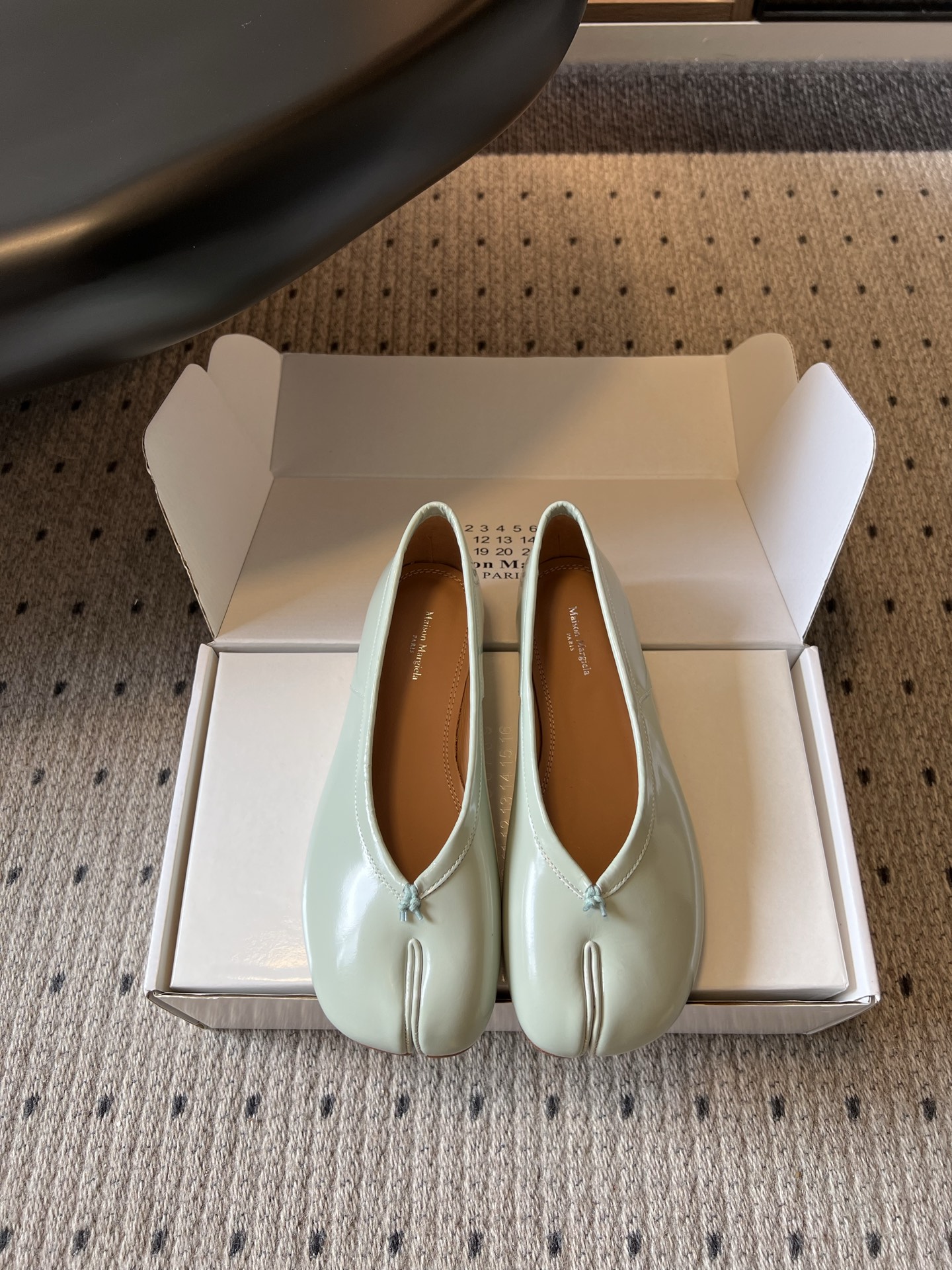 NO:869399,Maison Margiel*26ss new summer split-toe ballet shoes. This pair of Maison Margiela Tabi split-toe ballet flats is a gentle interpretation of the brand's iconic avant-garde aesthetics. It breaks the convention with its unique split-toe silhouette, perfectly balancing the soft silhouette of ballet shoes with the personality of avant-garde design.  The texture is high-end and full of soft luster. The lines of the shoe body are round and smooth. The split-toe cut of the toe is neat and clean without unnecessary rough edges and flaws. The overall silhouette is simple and full of recognition. It not only retains the brand's consistent artistic tone, but also has an effortless fashionable atmosphere. The upper is beaded cowhide and the lining is sheepskin. The outsole is genuine leather.  size 35-41 (customized sizes 40 and 41 are non-refundable), split-toe shoes, flats, cowhide, sheepskin, Leather soles19860909Maison Margiel*26ss夏季新款分趾芭蕾单鞋 这双Maison Margiela Tabi分趾芭蕾平底鞋,是品牌标志性先锋美学的温柔演绎,以独特的分趾廓形打破常规,把芭蕾鞋的柔美廓形和先锋设计的个性感平衡得恰到好处. 质感高级又富有柔和光泽,鞋身线条圆润流畅,鞋头的分趾剪裁利落干净,没有多余的毛边和瑕疵,整体廓形简约又充满辨识度,既保留了品牌一贯的艺术调性,又自带不费力的时髦氛围. 鞋面开标珠牛皮 内里羊皮 大底真皮大底 size35-41码（40、41码定制不退换）,分趾鞋,flats,cowhide,sheepskin,Leather soles,Women's Shoes