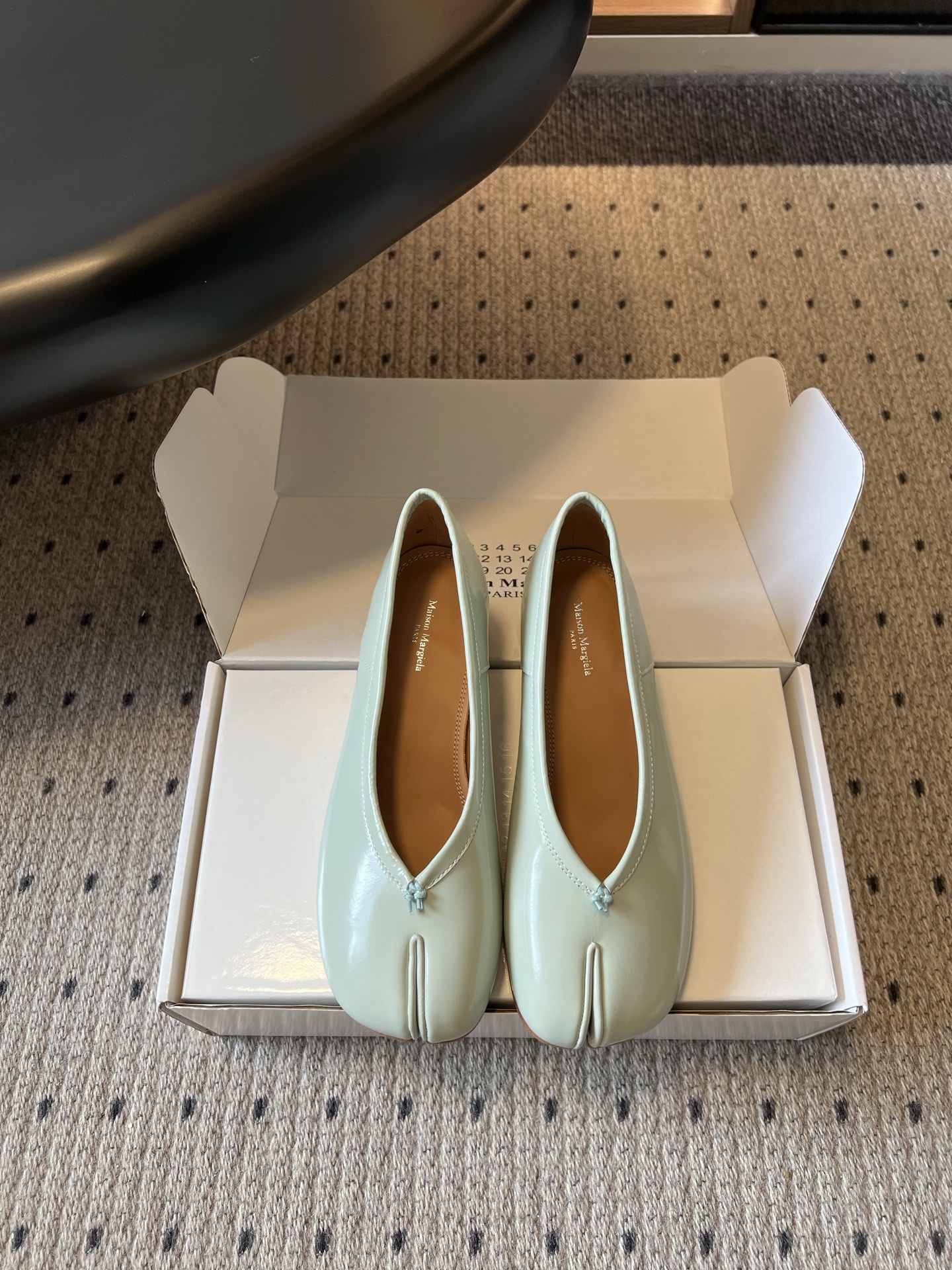 NO:869409,Maison Margiel*26ss new summer split-toe ballet shoes. This pair of Maison Margiela Tabi split-toe ballet flats is a gentle interpretation of the brand's iconic avant-garde aesthetics. It breaks the convention with its unique split-toe silhouette, perfectly balancing the soft silhouette of ballet shoes with the personality of avant-garde design.  The texture is high-end and full of soft luster. The lines of the shoe body are round and smooth. The split-toe cut of the toe is neat and clean without unnecessary burrs and flaws. The overall silhouette is simple and full of recognition. It not only retains the consistent artistic tone of the brand, but also has an effortless fashionable atmosphere. The upper is beaded cowhide and the lining is sheepskin. The outsole is genuine leather. Size 35-41 (customized sizes 40 and 41 are not returnable)  Heel height 3.5cm, split-toe shoes, flats, cowhide, sheepskin, Leather soles19860909Maison Margiel*26ss夏季新款分趾芭蕾单鞋 这双Maison Margiela Tabi分趾芭蕾平底鞋,是品牌标志性先锋美学的温柔演绎,以独特的分趾廓形打破常规,把芭蕾鞋的柔美廓形和先锋设计的个性感平衡得恰到好处. 质感高级又富有柔和光泽,鞋身线条圆润流畅,鞋头的分趾剪裁利落干净,没有多余的毛边和瑕疵,整体廓形简约又充满辨识度,既保留了品牌一贯的艺术调性,又自带不费力的时髦氛围. 鞋面开标珠牛皮 内里羊皮 大底真皮大底 size35-41码（40、41码定制不退换） 跟高3.5cm,分趾鞋,flats,cowhide,sheepskin,Leather soles,Women's Shoes