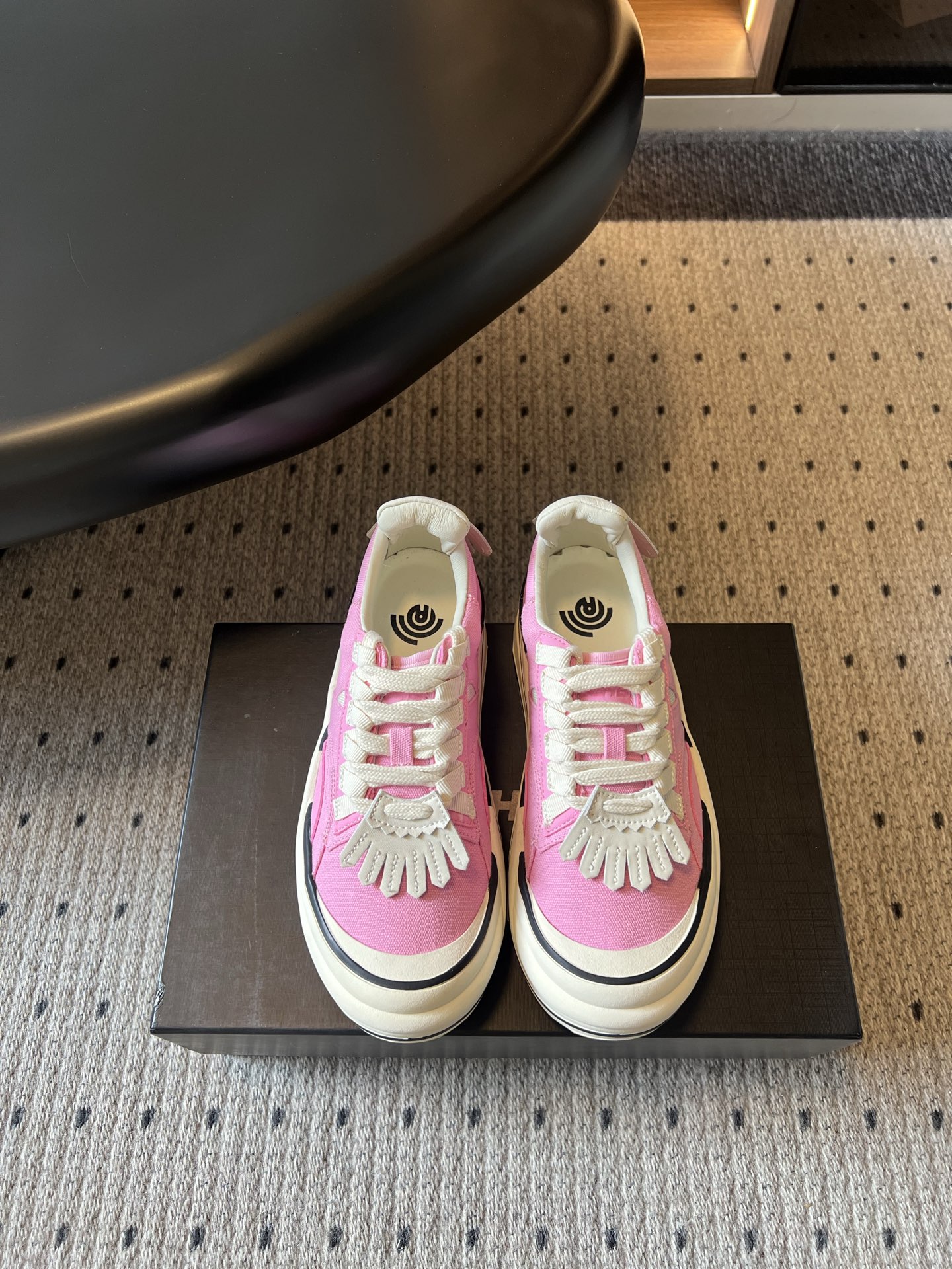 NO:871330,RH* new summer tassel thick-soled casual canvas shoes. These tassel thick-soled casual sneakers are based on retro college style and incorporate a playful tassel toe design to instantly brighten the overall look and easily get rid of the dull feeling. They are soft and skin-friendly, breathable and comfortable, and can be kept fresh and dry in daily wear. The iconic thick-soled design quietly elongates the leg line, visually changing the ratio of 30 to 70 in seconds. With neat shoe tailoring, the upper foot looks slim but not bulky.  The contrasting lines on the side of the shoe outline the outline of the shoe body and enrich the sense of layering. Whether it is vibrant red, sweet girl's exclusive pink, or classic and versatile black and white, it can easily adapt to a variety of styles. Fabric upper, breathable mesh lining, rubber outsole, size 35-41 (customized sizes 40 and 41 are non-refundable), heel height 4cm, casual shoes/sports shoes, sneakers19860909RH*夏季新款流苏厚底休闲帆布鞋 这款流苏厚底休闲板鞋以复古学院风为基底,融入俏皮的流苏鞋头设计,瞬间点亮整体造型,轻松摆脱沉闷感.触感柔软亲肤,兼顾透气与舒适,日常穿着也能保持清爽干爽.标志性的厚底设计,悄悄拉长腿部线条,视觉上秒变三七分比例,搭配利落的鞋型剪裁,上脚显瘦又不笨重. 鞋侧的撞色线条勾勒出鞋身轮廓,丰富了层次感,无论是活力满满的红色、甜妹专属的粉色,还是经典百搭的黑白配色,都能轻松适配多种穿搭风格. 鞋面布面 内里透气网 大底橡胶大底 size35-41码（40、41码定制不退换） 跟高4cm,休闲鞋/运动鞋,sneakers,Women's Shoes