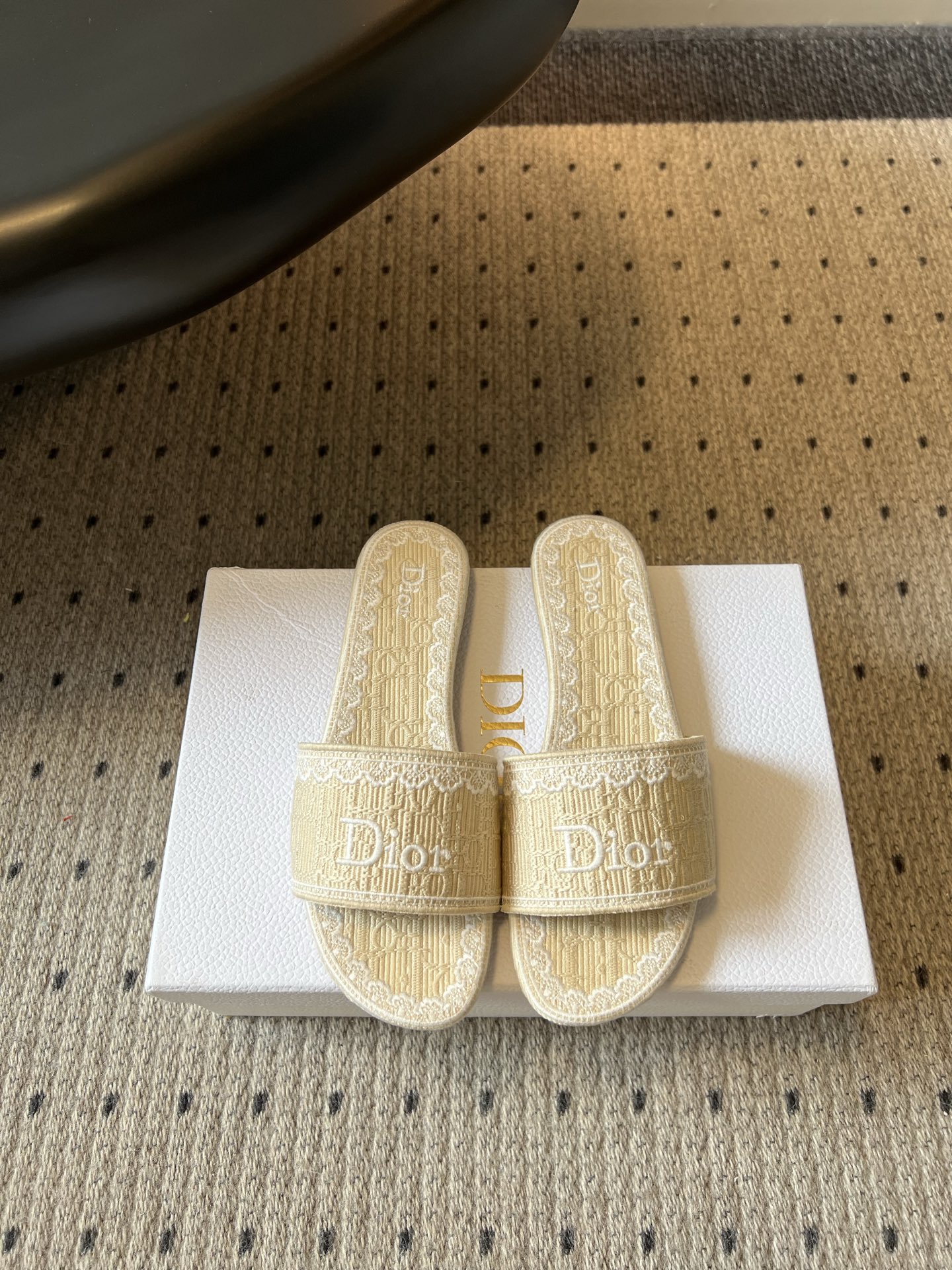 NO:871349,Dio*26ss summer new lace presbyopic flat slippers. This pair of slippers combines French elegance with everyday relaxation. The brand's iconic presbyopic jacquard is spread all over the upper, making it self-recognizable. The delicate lace around the edge adds a gentle and sweet girly atmosphere, which is not monotonous at all.  Its matching scenes are really too wide. Pair it with a pair of straight jeans and a white T, and it will give you a casual and high-end street feel; pair it with a floral dress or a satin long skirt, and you can wear it with a gentle holiday style. It is suitable for daily outings, going to the beach or going shopping. Original custom-made fabric for the upper, sheepskin lining, outsole, Italian leather outsole  size 35-41 (customized sizes 40 and 41 are not returnable), slippers, dior, slippers, skirts, jeans, sheepskin, Leather soles19860909Dio*26ss夏季新款蕾丝老花平底一字拖 这双拖鞋是把法式优雅和日常松弛感揉在了一起,品牌标志性的老花提花铺满鞋面,自带辨识度,边缘一圈精致的蕾丝花边,又添了几分温柔甜美的少女气息,完全不单调. 它的搭配场景真的太广了.配一条直筒牛仔裤和白T,就是随性又高级的街头感；搭一条碎花连衣裙或缎面长裙,又能穿出温柔度假风,不管是日常出门、去海边还是出门逛街都很合适. 鞋面原版定制面料 内里羊皮 大底意大利真皮大底 size35-41码（40、41码定制不退换）,拖鞋,dior,slippers,skirts,jeans,sheepskin,Leather soles,Women's Shoes