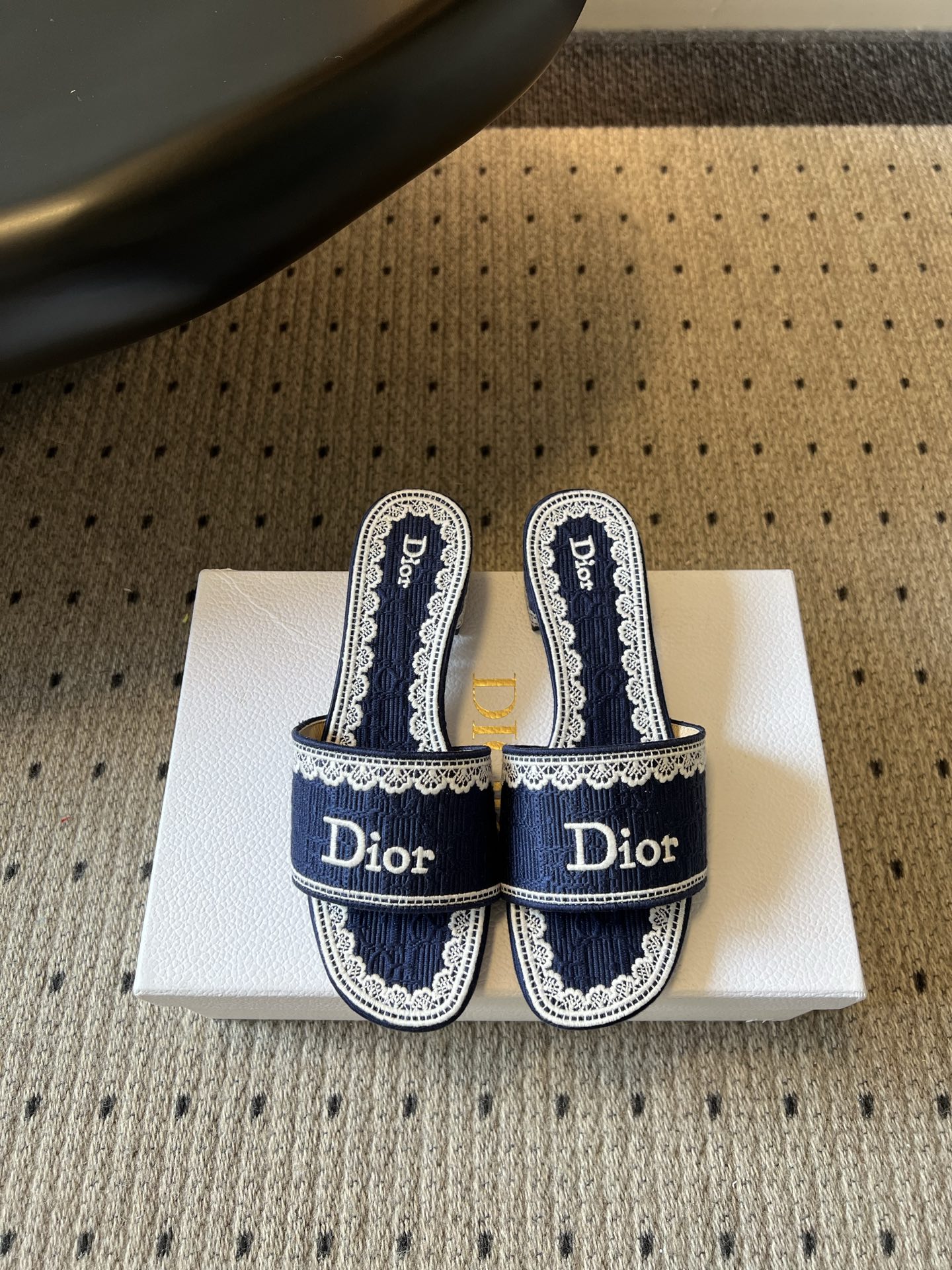 NO:871365,Dio*26ss summer new lace presbyopic low-heeled slippers. This pair of slippers combines French elegance with everyday relaxation. The brand's iconic presbyopic jacquard is covered with the upper, which is self-recognizable. The delicate lace around the edge adds a gentle and sweet girly atmosphere, which is not monotonous at all.  The matching scene is really too wide. Pair it with a pair of straight jeans and a white T, and it will give you a casual and high-end street feel. Pair it with a floral dress or a satin long skirt, and you can wear it with a gentle holiday style. It is suitable for daily outings, going to the beach or going shopping. Original custom-made fabric for the upper, sheepskin lining, Italian leather outsole, sizes 35-41 (customized sizes 40 and 41 are not returnable)  Heel height 4cm, slippers, dior, slippers, skirts, jeans, sheepskin, Leather soles19860909Dio*26ss夏季新款蕾丝老花低跟一字拖 这双拖鞋把法式优雅和日常松弛感揉在了一起.品牌标志性的老花提花铺满鞋面,自带辨识度,边缘一圈精致的蕾丝花边,又添了几分温柔甜美的少女气息,完全不单调. 搭配场景真的太广了.配一条直筒牛仔裤和白T,就是随性又高级的街头感.搭一条碎花连衣裙或缎面长裙,又能穿出温柔度假风,不管是日常出门、去海边还是出门逛街都很合适. 鞋面原版定制面料 内里羊皮 大底意大利真皮大底 size35-41码（40、41码定制不退换） 跟高4cm,拖鞋,dior,slippers,skirts,jeans,sheepskin,Leather soles,Women's Shoes