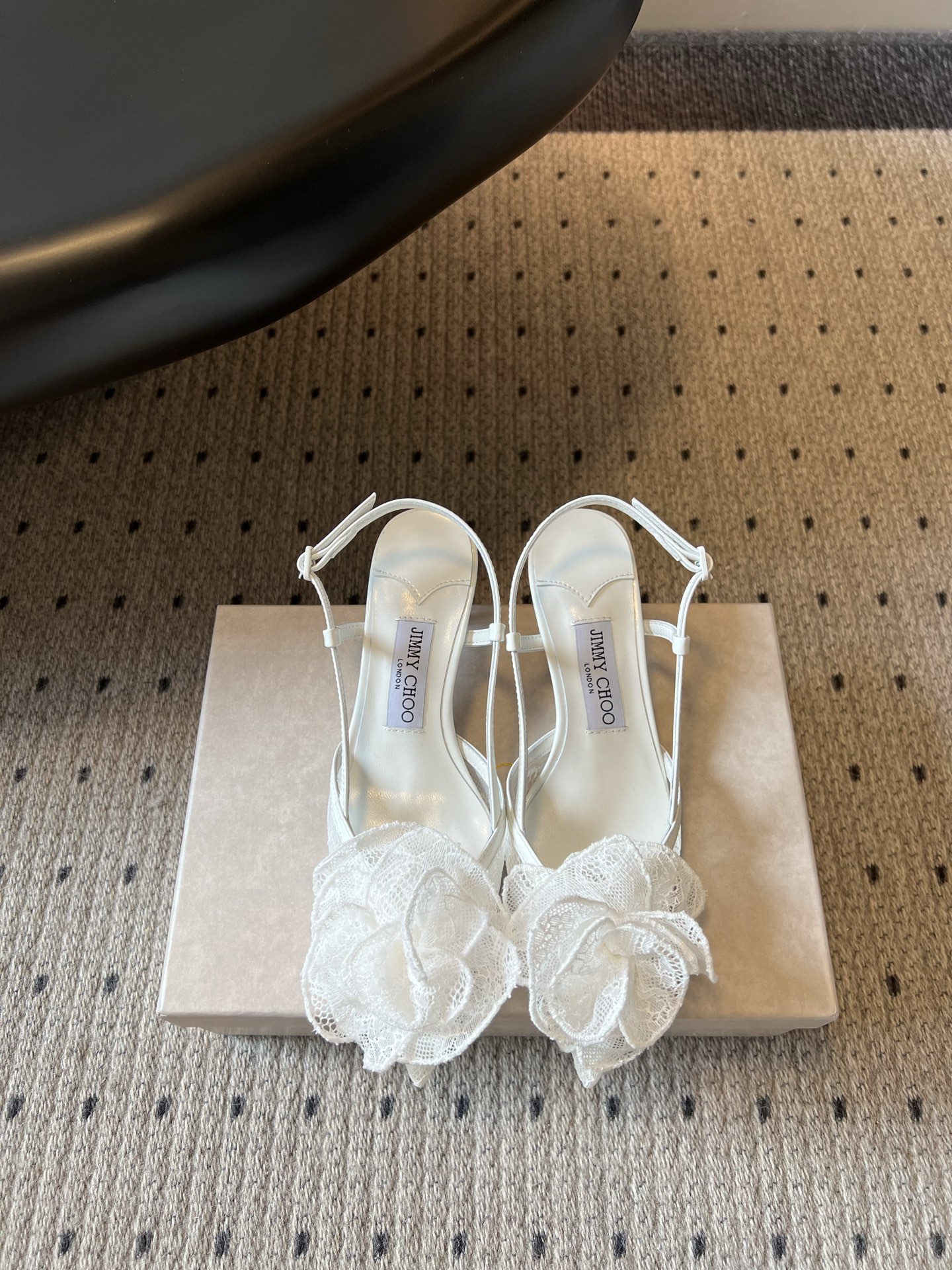 NO:876875,Jimmy Choo's new summer lace rose pointed-toe high-heeled sandals are decorated with delicate lace roses on the toe, and the layered petal design brings a romantic atmosphere. They are paired with a slim one-line strap to outline the soft lines of the feet. The three colors have their own style, soft pink is gentle and sweet, pure white is fresh and smart, and pure black is cool and sexy, making it easy to adapt to different occasions.  The thin back strap with adjustable buckle design can not only firmly fix the shoe body, but also modify the slender ankle, and visually lengthen the proportion of the leg. The exquisite stiletto heel has a swaying femininity, walking elegantly and not tiring the feet, and can be easily held on dates and commutes. Upper lace/open edge beaded cowhide, lining sheepskin, outsole Italian leather outsole size 35-42 (40, 41, 42 sizes are not returnable for customization)  Heel height 5cm, high heels sandals,jimmy choo,sandals,high heels,cowhide,sheepskin,Leather soles19860909Jimmy Choo夏季新款蕾丝玫瑰尖头高跟凉鞋 精致蕾丝玫瑰装饰点缀鞋头,层层叠叠的花瓣设计自带浪漫氛围感,搭配纤细一字带勾勒柔美的足部线条.三种配色各有风情,柔粉温柔甜妹、纯白清新灵动、纯黑酷飒性感,轻松适配不同场合穿搭. 细带后绊带搭配可调节扣设计,既能牢牢固定鞋身,又能修饰纤细脚踝,视觉上悄悄拉长腿部比例.精致细跟自带摇曳生姿的女人味,走路优雅又不累脚,约会通勤都能轻松hold住. 鞋面蕾丝/开边珠牛皮 内里羊皮 大底意大利真皮大底 size35-42码（40、41、42码定制不退换） 跟高5cm,高跟鞋凉鞋,jimmy choo,sandals,high heels,cowhide,sheepskin,Leather soles,Women's Shoes
